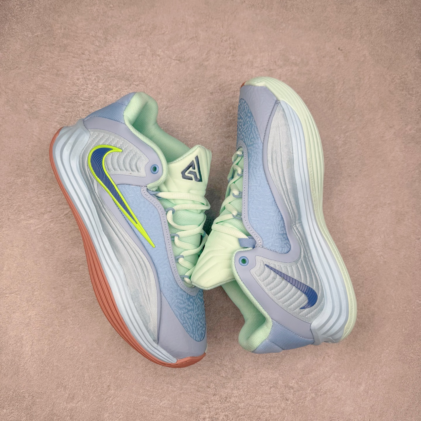 图片[3]-NK Zoom Freak 7 EP 字母哥七代支持轻实战篮球鞋 依旧沿袭了低帮的设定 保证实战的灵活性 类蝉翼网纱材质打造的鞋面带来更极致的轻量化 鞋舌上点缀字母哥的个人 Logo 彰显了签名鞋身份 整体设计采用了 Zoom Freak 系列一贯的风格 鞋身上有巨大的 Swoosh 贯穿中底 甚至延伸到了鞋跟后侧 鞋身线条相比前代圆润了一些 鞋头造型和侧面的观感隐约有 Air Jordan 36 的影子 足弓处延伸到中底的 Swoosh 部分做了开窗设计 中底的造型也加入了更多的几何棱角线条 辨识度依旧 尺码：40 40.5 41 42 42.5 43 44 44.5 45 46-选品中心