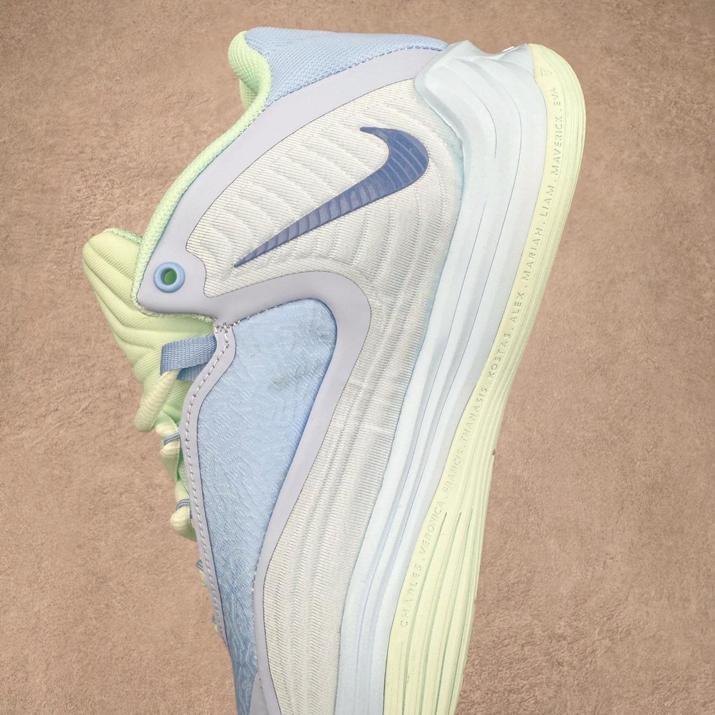 图片[7]-NK Zoom Freak 7 EP 字母哥七代支持轻实战篮球鞋 依旧沿袭了低帮的设定 保证实战的灵活性 类蝉翼网纱材质打造的鞋面带来更极致的轻量化 鞋舌上点缀字母哥的个人 Logo 彰显了签名鞋身份 整体设计采用了 Zoom Freak 系列一贯的风格 鞋身上有巨大的 Swoosh 贯穿中底 甚至延伸到了鞋跟后侧 鞋身线条相比前代圆润了一些 鞋头造型和侧面的观感隐约有 Air Jordan 36 的影子 足弓处延伸到中底的 Swoosh 部分做了开窗设计 中底的造型也加入了更多的几何棱角线条 辨识度依旧 尺码：40 40.5 41 42 42.5 43 44 44.5 45 46-选品中心