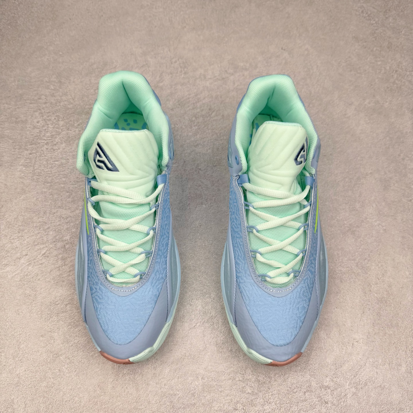 图片[2]-NK Zoom Freak 7 EP 字母哥七代支持轻实战篮球鞋 依旧沿袭了低帮的设定 保证实战的灵活性 类蝉翼网纱材质打造的鞋面带来更极致的轻量化 鞋舌上点缀字母哥的个人 Logo 彰显了签名鞋身份 整体设计采用了 Zoom Freak 系列一贯的风格 鞋身上有巨大的 Swoosh 贯穿中底 甚至延伸到了鞋跟后侧 鞋身线条相比前代圆润了一些 鞋头造型和侧面的观感隐约有 Air Jordan 36 的影子 足弓处延伸到中底的 Swoosh 部分做了开窗设计 中底的造型也加入了更多的几何棱角线条 辨识度依旧 尺码：40 40.5 41 42 42.5 43 44 44.5 45 46-选品中心