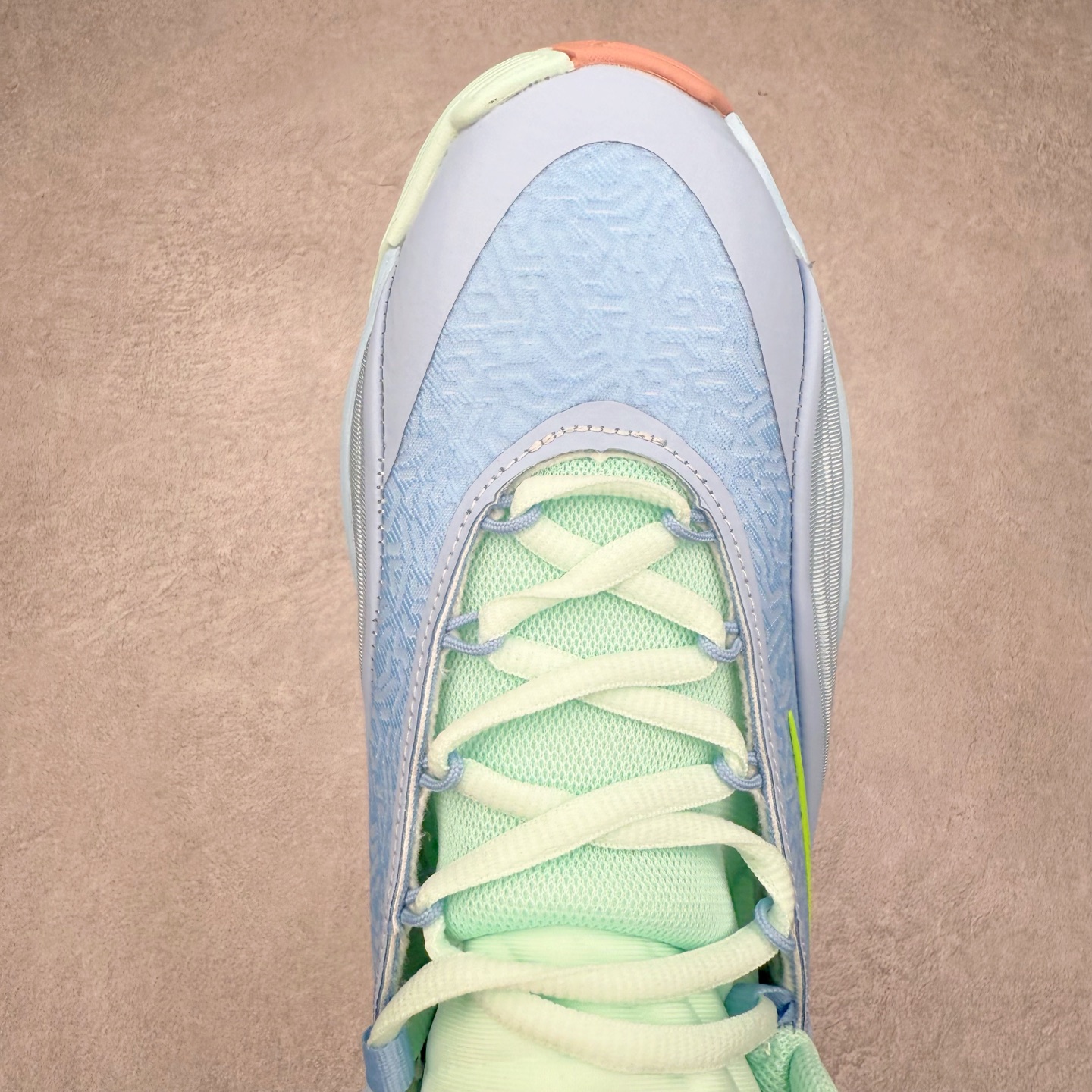 图片[4]-NK Zoom Freak 7 EP 字母哥七代支持轻实战篮球鞋 依旧沿袭了低帮的设定 保证实战的灵活性 类蝉翼网纱材质打造的鞋面带来更极致的轻量化 鞋舌上点缀字母哥的个人 Logo 彰显了签名鞋身份 整体设计采用了 Zoom Freak 系列一贯的风格 鞋身上有巨大的 Swoosh 贯穿中底 甚至延伸到了鞋跟后侧 鞋身线条相比前代圆润了一些 鞋头造型和侧面的观感隐约有 Air Jordan 36 的影子 足弓处延伸到中底的 Swoosh 部分做了开窗设计 中底的造型也加入了更多的几何棱角线条 辨识度依旧 尺码：40 40.5 41 42 42.5 43 44 44.5 45 46-选品中心