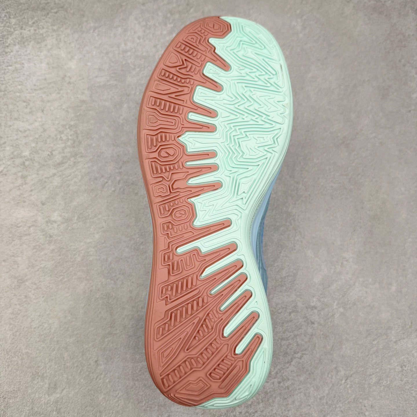 图片[9]-NK Zoom Freak 7 EP 字母哥七代支持轻实战篮球鞋 依旧沿袭了低帮的设定 保证实战的灵活性 类蝉翼网纱材质打造的鞋面带来更极致的轻量化 鞋舌上点缀字母哥的个人 Logo 彰显了签名鞋身份 整体设计采用了 Zoom Freak 系列一贯的风格 鞋身上有巨大的 Swoosh 贯穿中底 甚至延伸到了鞋跟后侧 鞋身线条相比前代圆润了一些 鞋头造型和侧面的观感隐约有 Air Jordan 36 的影子 足弓处延伸到中底的 Swoosh 部分做了开窗设计 中底的造型也加入了更多的几何棱角线条 辨识度依旧 尺码：40 40.5 41 42 42.5 43 44 44.5 45 46-选品中心