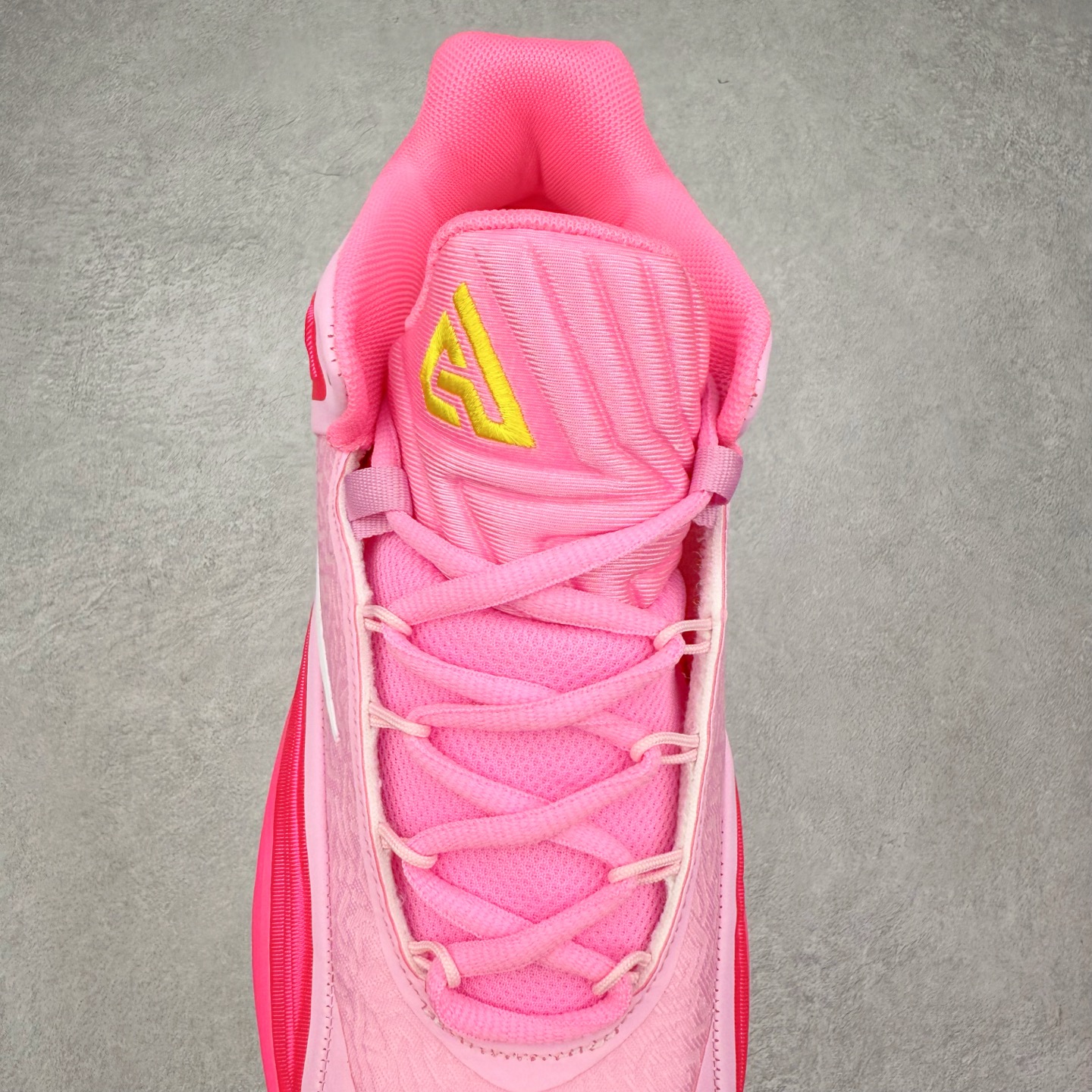 图片[5]-NK Zoom Freak 7 EP 字母哥七代支持轻实战篮球鞋 依旧沿袭了低帮的设定 保证实战的灵活性 类蝉翼网纱材质打造的鞋面带来更极致的轻量化 鞋舌上点缀字母哥的个人 Logo 彰显了签名鞋身份 整体设计采用了 Zoom Freak 系列一贯的风格 鞋身上有巨大的 Swoosh 贯穿中底 甚至延伸到了鞋跟后侧 鞋身线条相比前代圆润了一些 鞋头造型和侧面的观感隐约有 Air Jordan 36 的影子 足弓处延伸到中底的 Swoosh 部分做了开窗设计 中底的造型也加入了更多的几何棱角线条 辨识度依旧 尺码：40 40.5 41 42 42.5 43 44 44.5 45 46-选品中心