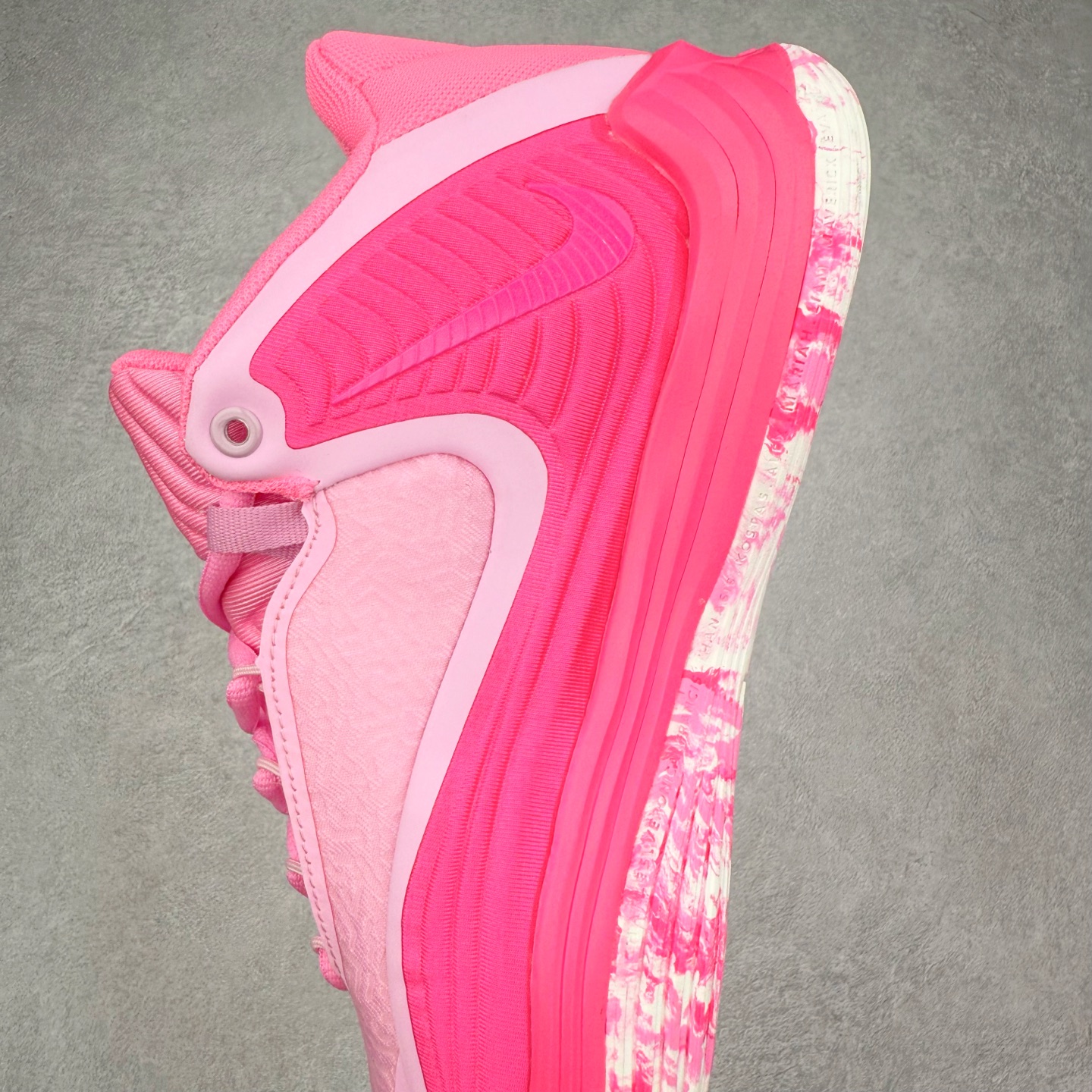 图片[7]-NK Zoom Freak 7 EP 字母哥七代支持轻实战篮球鞋 依旧沿袭了低帮的设定 保证实战的灵活性 类蝉翼网纱材质打造的鞋面带来更极致的轻量化 鞋舌上点缀字母哥的个人 Logo 彰显了签名鞋身份 整体设计采用了 Zoom Freak 系列一贯的风格 鞋身上有巨大的 Swoosh 贯穿中底 甚至延伸到了鞋跟后侧 鞋身线条相比前代圆润了一些 鞋头造型和侧面的观感隐约有 Air Jordan 36 的影子 足弓处延伸到中底的 Swoosh 部分做了开窗设计 中底的造型也加入了更多的几何棱角线条 辨识度依旧 尺码：40 40.5 41 42 42.5 43 44 44.5 45 46-选品中心