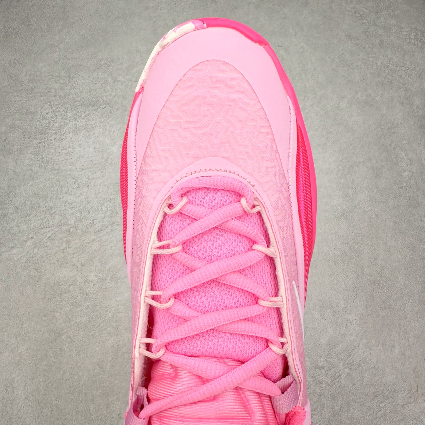 图片[4]-NK Zoom Freak 7 EP 字母哥七代支持轻实战篮球鞋 依旧沿袭了低帮的设定 保证实战的灵活性 类蝉翼网纱材质打造的鞋面带来更极致的轻量化 鞋舌上点缀字母哥的个人 Logo 彰显了签名鞋身份 整体设计采用了 Zoom Freak 系列一贯的风格 鞋身上有巨大的 Swoosh 贯穿中底 甚至延伸到了鞋跟后侧 鞋身线条相比前代圆润了一些 鞋头造型和侧面的观感隐约有 Air Jordan 36 的影子 足弓处延伸到中底的 Swoosh 部分做了开窗设计 中底的造型也加入了更多的几何棱角线条 辨识度依旧 尺码：40 40.5 41 42 42.5 43 44 44.5 45 46-选品中心