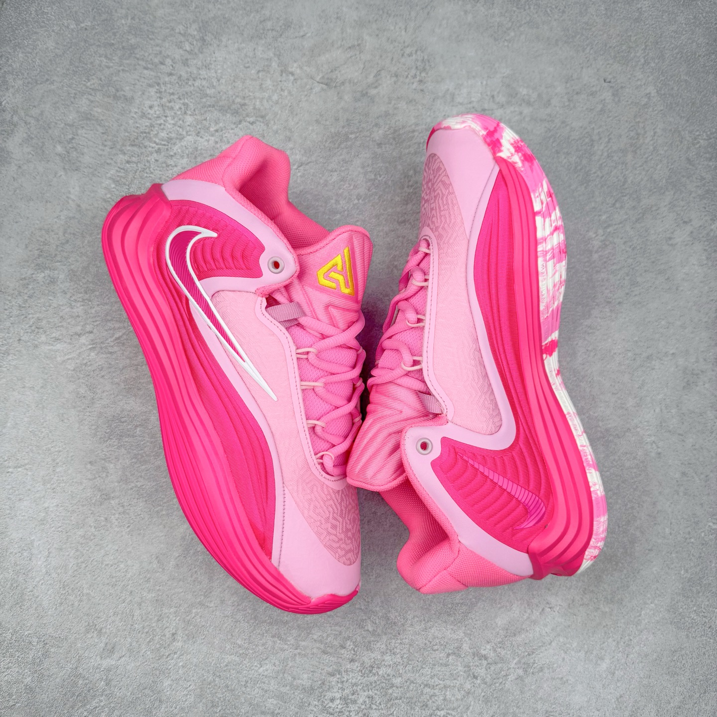 图片[3]-NK Zoom Freak 7 EP 字母哥七代支持轻实战篮球鞋 依旧沿袭了低帮的设定 保证实战的灵活性 类蝉翼网纱材质打造的鞋面带来更极致的轻量化 鞋舌上点缀字母哥的个人 Logo 彰显了签名鞋身份 整体设计采用了 Zoom Freak 系列一贯的风格 鞋身上有巨大的 Swoosh 贯穿中底 甚至延伸到了鞋跟后侧 鞋身线条相比前代圆润了一些 鞋头造型和侧面的观感隐约有 Air Jordan 36 的影子 足弓处延伸到中底的 Swoosh 部分做了开窗设计 中底的造型也加入了更多的几何棱角线条 辨识度依旧 尺码：40 40.5 41 42 42.5 43 44 44.5 45 46-选品中心