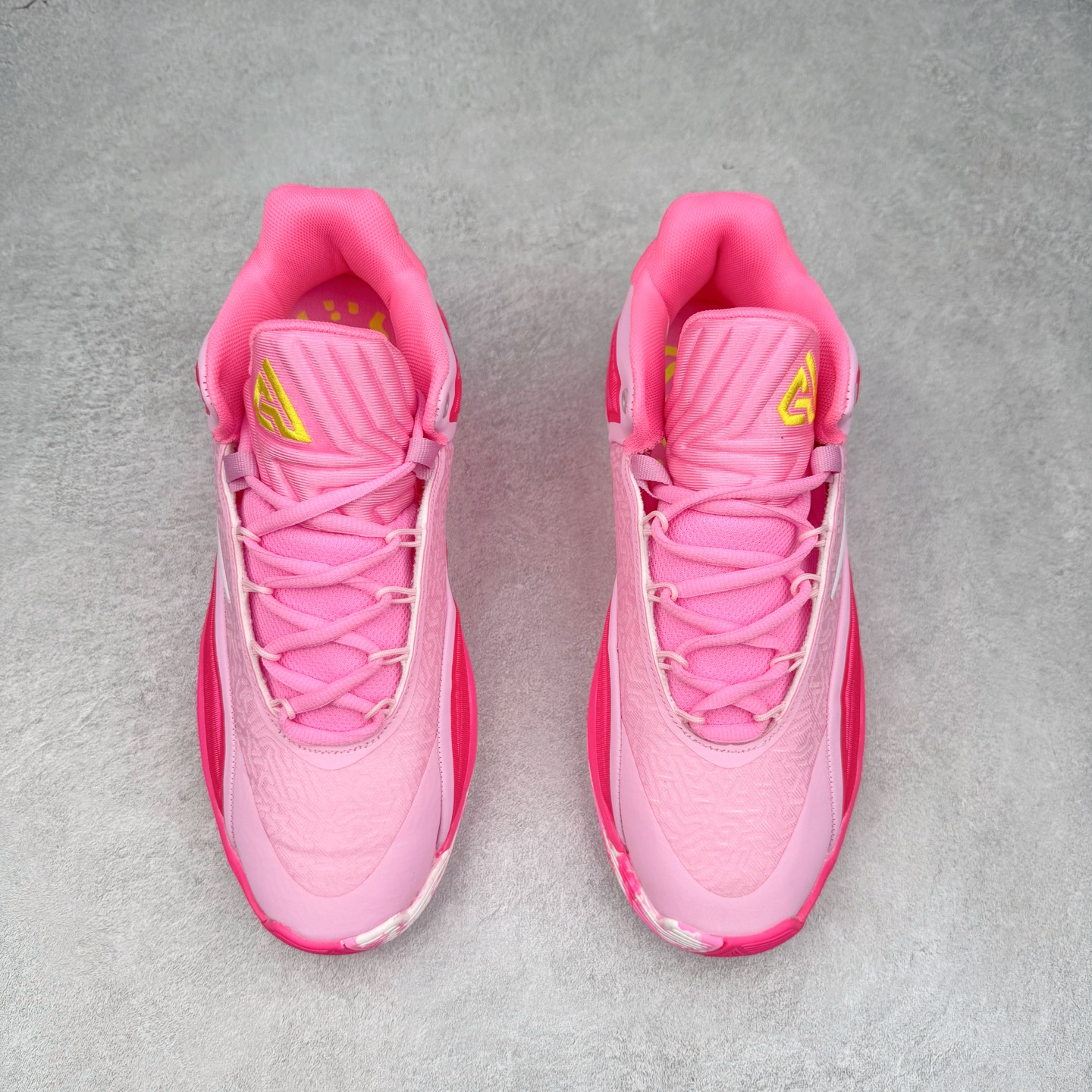 图片[2]-NK Zoom Freak 7 EP 字母哥七代支持轻实战篮球鞋 依旧沿袭了低帮的设定 保证实战的灵活性 类蝉翼网纱材质打造的鞋面带来更极致的轻量化 鞋舌上点缀字母哥的个人 Logo 彰显了签名鞋身份 整体设计采用了 Zoom Freak 系列一贯的风格 鞋身上有巨大的 Swoosh 贯穿中底 甚至延伸到了鞋跟后侧 鞋身线条相比前代圆润了一些 鞋头造型和侧面的观感隐约有 Air Jordan 36 的影子 足弓处延伸到中底的 Swoosh 部分做了开窗设计 中底的造型也加入了更多的几何棱角线条 辨识度依旧 尺码：40 40.5 41 42 42.5 43 44 44.5 45 46-选品中心