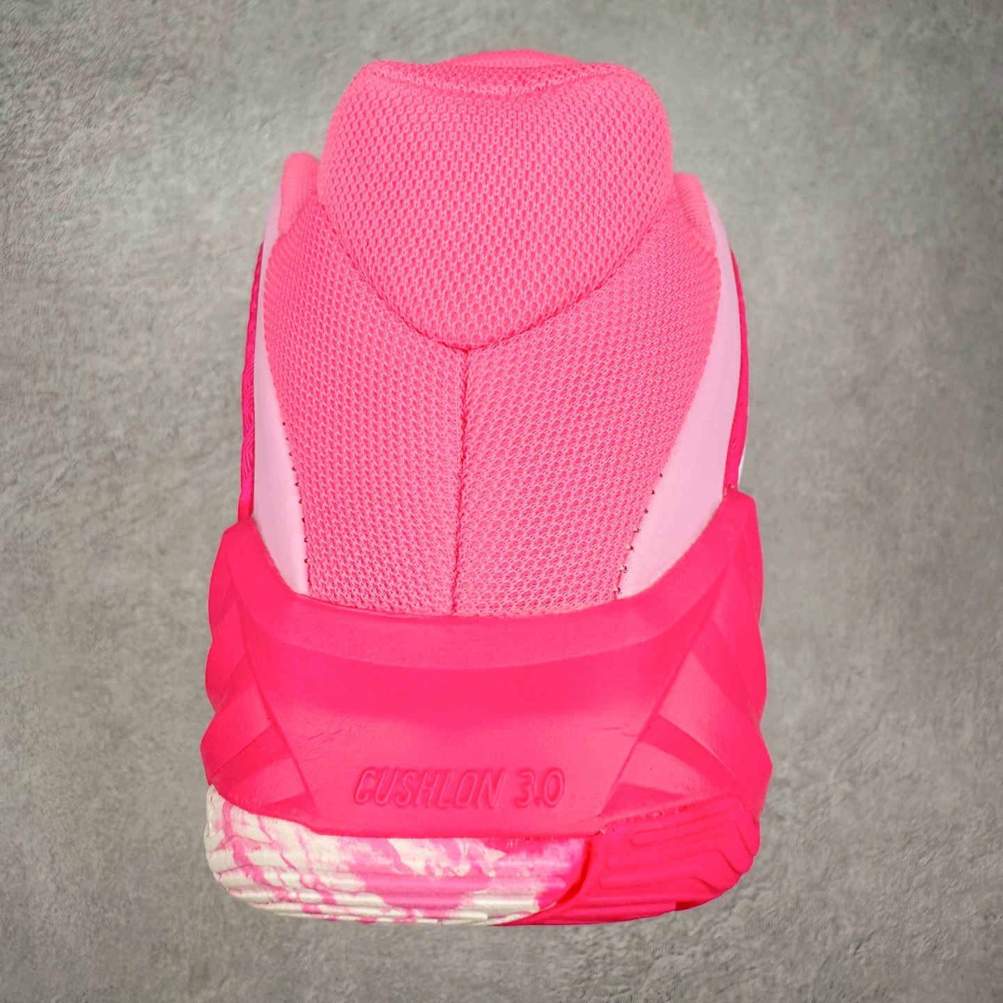 图片[8]-NK Zoom Freak 7 EP 字母哥七代支持轻实战篮球鞋 依旧沿袭了低帮的设定 保证实战的灵活性 类蝉翼网纱材质打造的鞋面带来更极致的轻量化 鞋舌上点缀字母哥的个人 Logo 彰显了签名鞋身份 整体设计采用了 Zoom Freak 系列一贯的风格 鞋身上有巨大的 Swoosh 贯穿中底 甚至延伸到了鞋跟后侧 鞋身线条相比前代圆润了一些 鞋头造型和侧面的观感隐约有 Air Jordan 36 的影子 足弓处延伸到中底的 Swoosh 部分做了开窗设计 中底的造型也加入了更多的几何棱角线条 辨识度依旧 尺码：40 40.5 41 42 42.5 43 44 44.5 45 46-选品中心