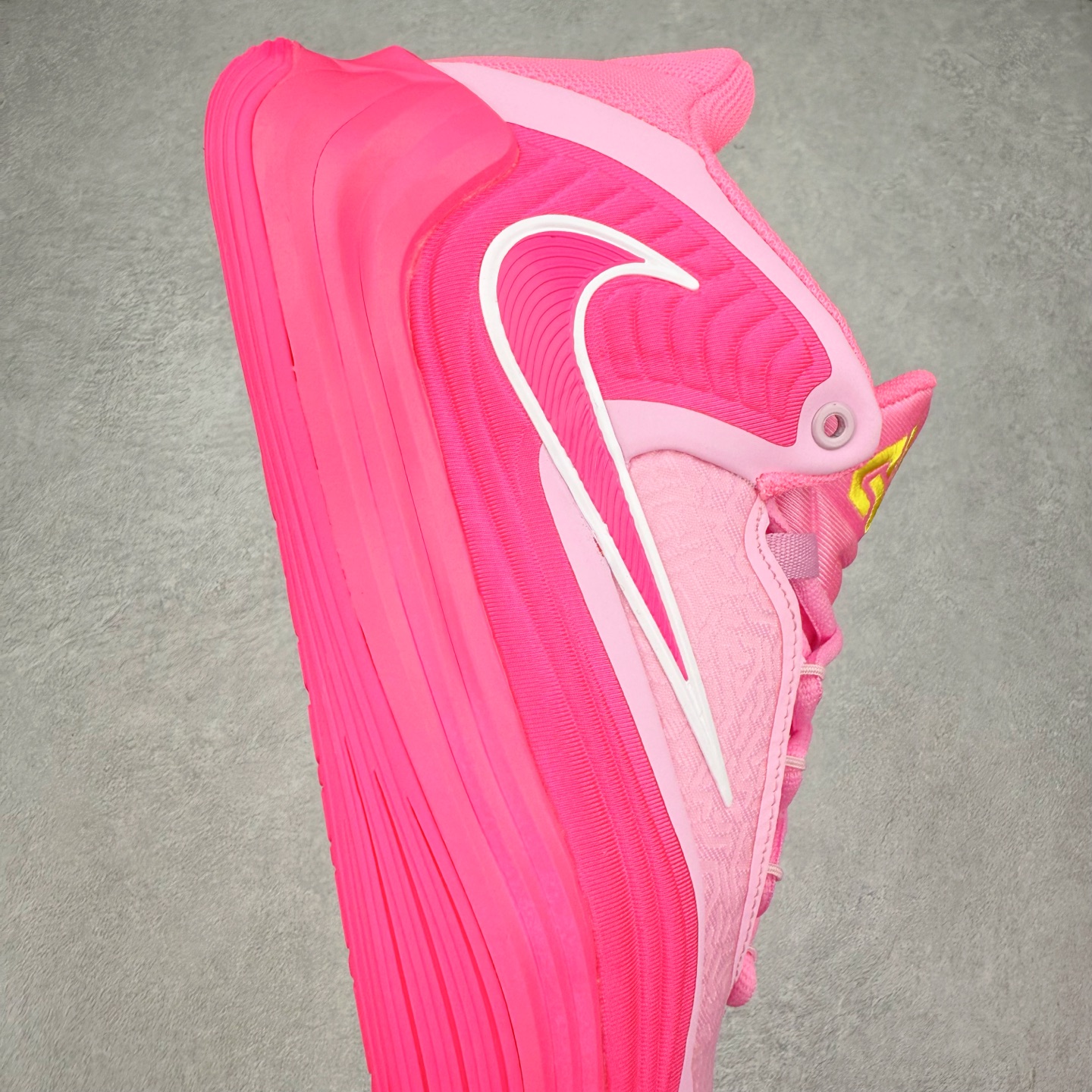 图片[6]-NK Zoom Freak 7 EP 字母哥七代支持轻实战篮球鞋 依旧沿袭了低帮的设定 保证实战的灵活性 类蝉翼网纱材质打造的鞋面带来更极致的轻量化 鞋舌上点缀字母哥的个人 Logo 彰显了签名鞋身份 整体设计采用了 Zoom Freak 系列一贯的风格 鞋身上有巨大的 Swoosh 贯穿中底 甚至延伸到了鞋跟后侧 鞋身线条相比前代圆润了一些 鞋头造型和侧面的观感隐约有 Air Jordan 36 的影子 足弓处延伸到中底的 Swoosh 部分做了开窗设计 中底的造型也加入了更多的几何棱角线条 辨识度依旧 尺码：40 40.5 41 42 42.5 43 44 44.5 45 46-选品中心