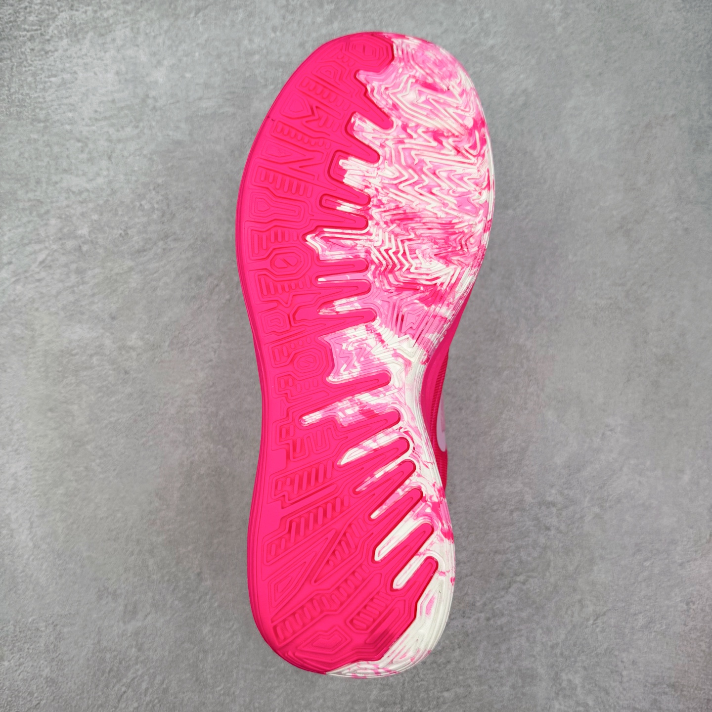 图片[9]-NK Zoom Freak 7 EP 字母哥七代支持轻实战篮球鞋 依旧沿袭了低帮的设定 保证实战的灵活性 类蝉翼网纱材质打造的鞋面带来更极致的轻量化 鞋舌上点缀字母哥的个人 Logo 彰显了签名鞋身份 整体设计采用了 Zoom Freak 系列一贯的风格 鞋身上有巨大的 Swoosh 贯穿中底 甚至延伸到了鞋跟后侧 鞋身线条相比前代圆润了一些 鞋头造型和侧面的观感隐约有 Air Jordan 36 的影子 足弓处延伸到中底的 Swoosh 部分做了开窗设计 中底的造型也加入了更多的几何棱角线条 辨识度依旧 尺码：40 40.5 41 42 42.5 43 44 44.5 45 46-选品中心