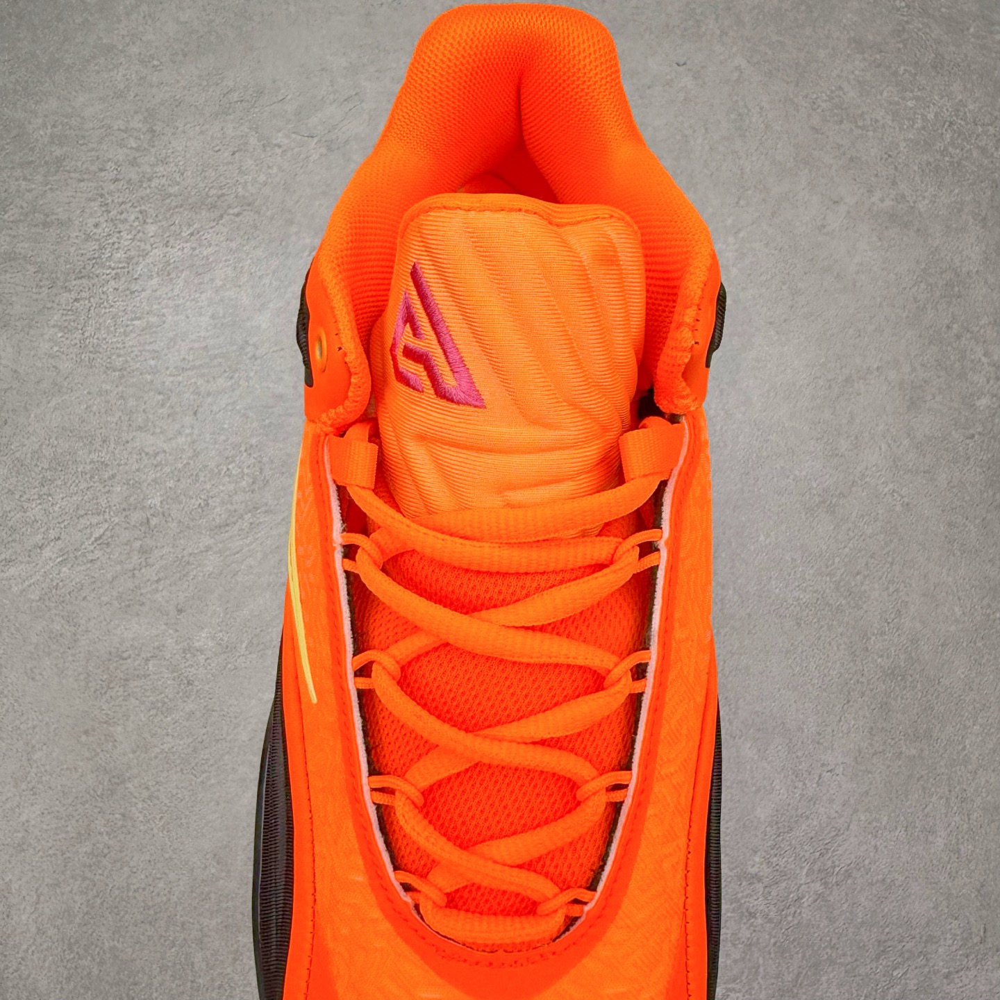 图片[5]-NK Zoom Freak 7 EP 字母哥七代支持轻实战篮球鞋 依旧沿袭了低帮的设定 保证实战的灵活性 类蝉翼网纱材质打造的鞋面带来更极致的轻量化 鞋舌上点缀字母哥的个人 Logo 彰显了签名鞋身份 整体设计采用了 Zoom Freak 系列一贯的风格 鞋身上有巨大的 Swoosh 贯穿中底 甚至延伸到了鞋跟后侧 鞋身线条相比前代圆润了一些 鞋头造型和侧面的观感隐约有 Air Jordan 36 的影子 足弓处延伸到中底的 Swoosh 部分做了开窗设计 中底的造型也加入了更多的几何棱角线条 辨识度依旧 尺码：40 40.5 41 42 42.5 43 44 44.5 45 46-选品中心