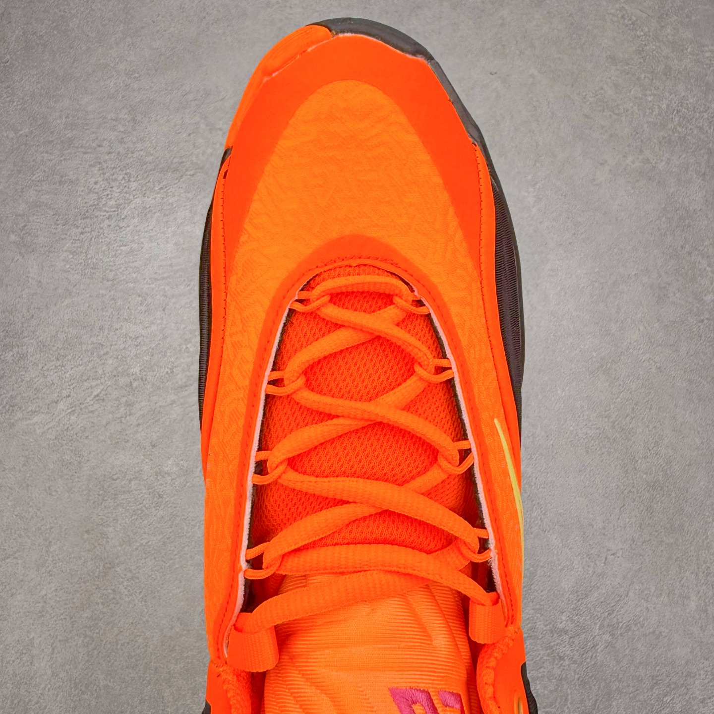 图片[4]-NK Zoom Freak 7 EP 字母哥七代支持轻实战篮球鞋 依旧沿袭了低帮的设定 保证实战的灵活性 类蝉翼网纱材质打造的鞋面带来更极致的轻量化 鞋舌上点缀字母哥的个人 Logo 彰显了签名鞋身份 整体设计采用了 Zoom Freak 系列一贯的风格 鞋身上有巨大的 Swoosh 贯穿中底 甚至延伸到了鞋跟后侧 鞋身线条相比前代圆润了一些 鞋头造型和侧面的观感隐约有 Air Jordan 36 的影子 足弓处延伸到中底的 Swoosh 部分做了开窗设计 中底的造型也加入了更多的几何棱角线条 辨识度依旧 尺码：40 40.5 41 42 42.5 43 44 44.5 45 46-选品中心