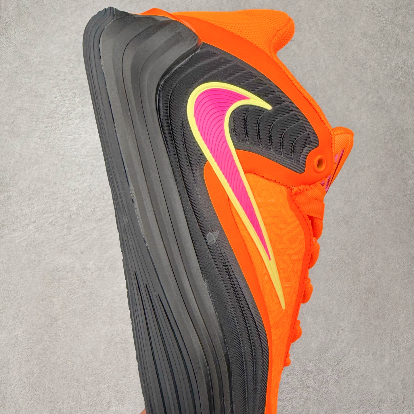 图片[6]-NK Zoom Freak 7 EP 字母哥七代支持轻实战篮球鞋 依旧沿袭了低帮的设定 保证实战的灵活性 类蝉翼网纱材质打造的鞋面带来更极致的轻量化 鞋舌上点缀字母哥的个人 Logo 彰显了签名鞋身份 整体设计采用了 Zoom Freak 系列一贯的风格 鞋身上有巨大的 Swoosh 贯穿中底 甚至延伸到了鞋跟后侧 鞋身线条相比前代圆润了一些 鞋头造型和侧面的观感隐约有 Air Jordan 36 的影子 足弓处延伸到中底的 Swoosh 部分做了开窗设计 中底的造型也加入了更多的几何棱角线条 辨识度依旧 尺码：40 40.5 41 42 42.5 43 44 44.5 45 46-选品中心