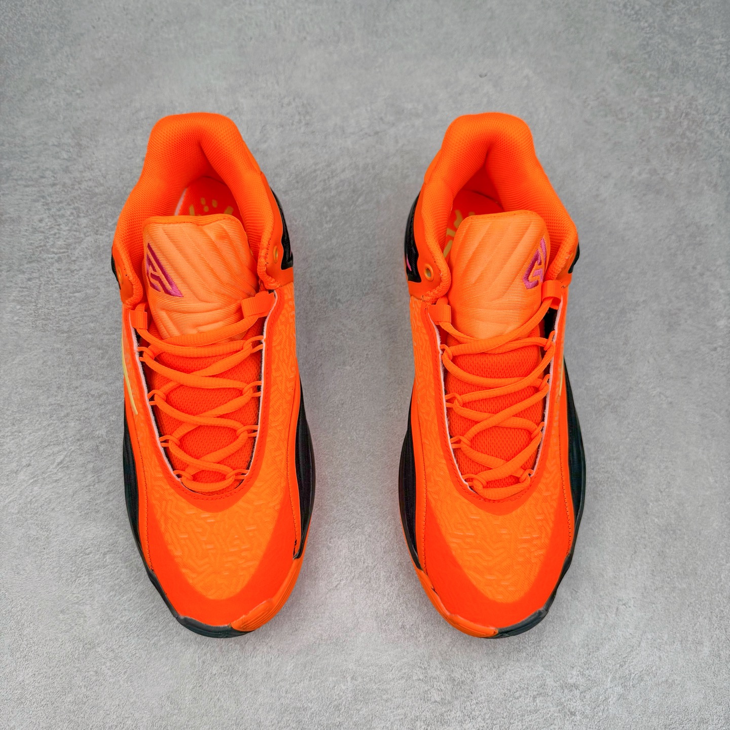 图片[2]-NK Zoom Freak 7 EP 字母哥七代支持轻实战篮球鞋 依旧沿袭了低帮的设定 保证实战的灵活性 类蝉翼网纱材质打造的鞋面带来更极致的轻量化 鞋舌上点缀字母哥的个人 Logo 彰显了签名鞋身份 整体设计采用了 Zoom Freak 系列一贯的风格 鞋身上有巨大的 Swoosh 贯穿中底 甚至延伸到了鞋跟后侧 鞋身线条相比前代圆润了一些 鞋头造型和侧面的观感隐约有 Air Jordan 36 的影子 足弓处延伸到中底的 Swoosh 部分做了开窗设计 中底的造型也加入了更多的几何棱角线条 辨识度依旧 尺码：40 40.5 41 42 42.5 43 44 44.5 45 46-选品中心