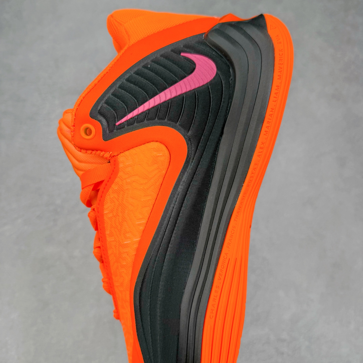 图片[7]-NK Zoom Freak 7 EP 字母哥七代支持轻实战篮球鞋 依旧沿袭了低帮的设定 保证实战的灵活性 类蝉翼网纱材质打造的鞋面带来更极致的轻量化 鞋舌上点缀字母哥的个人 Logo 彰显了签名鞋身份 整体设计采用了 Zoom Freak 系列一贯的风格 鞋身上有巨大的 Swoosh 贯穿中底 甚至延伸到了鞋跟后侧 鞋身线条相比前代圆润了一些 鞋头造型和侧面的观感隐约有 Air Jordan 36 的影子 足弓处延伸到中底的 Swoosh 部分做了开窗设计 中底的造型也加入了更多的几何棱角线条 辨识度依旧 尺码：40 40.5 41 42 42.5 43 44 44.5 45 46-选品中心