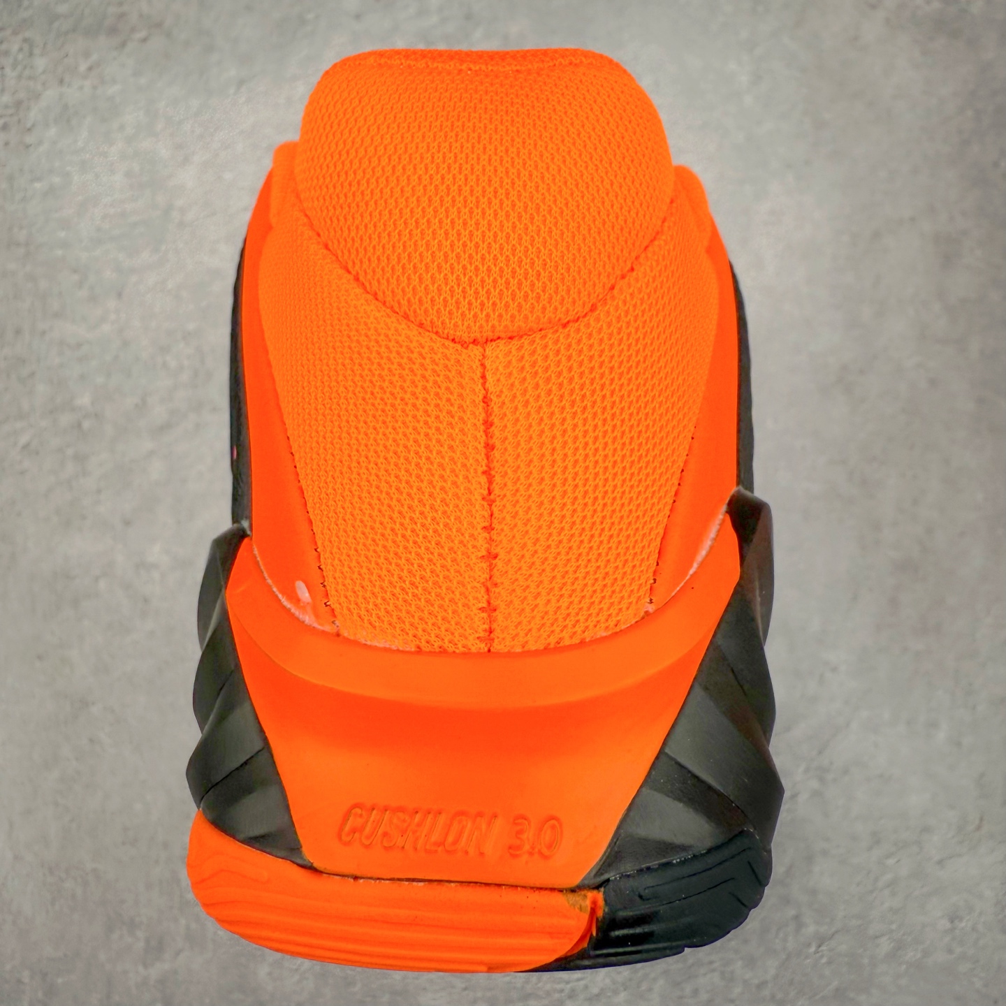 图片[8]-NK Zoom Freak 7 EP 字母哥七代支持轻实战篮球鞋 依旧沿袭了低帮的设定 保证实战的灵活性 类蝉翼网纱材质打造的鞋面带来更极致的轻量化 鞋舌上点缀字母哥的个人 Logo 彰显了签名鞋身份 整体设计采用了 Zoom Freak 系列一贯的风格 鞋身上有巨大的 Swoosh 贯穿中底 甚至延伸到了鞋跟后侧 鞋身线条相比前代圆润了一些 鞋头造型和侧面的观感隐约有 Air Jordan 36 的影子 足弓处延伸到中底的 Swoosh 部分做了开窗设计 中底的造型也加入了更多的几何棱角线条 辨识度依旧 尺码：40 40.5 41 42 42.5 43 44 44.5 45 46-选品中心