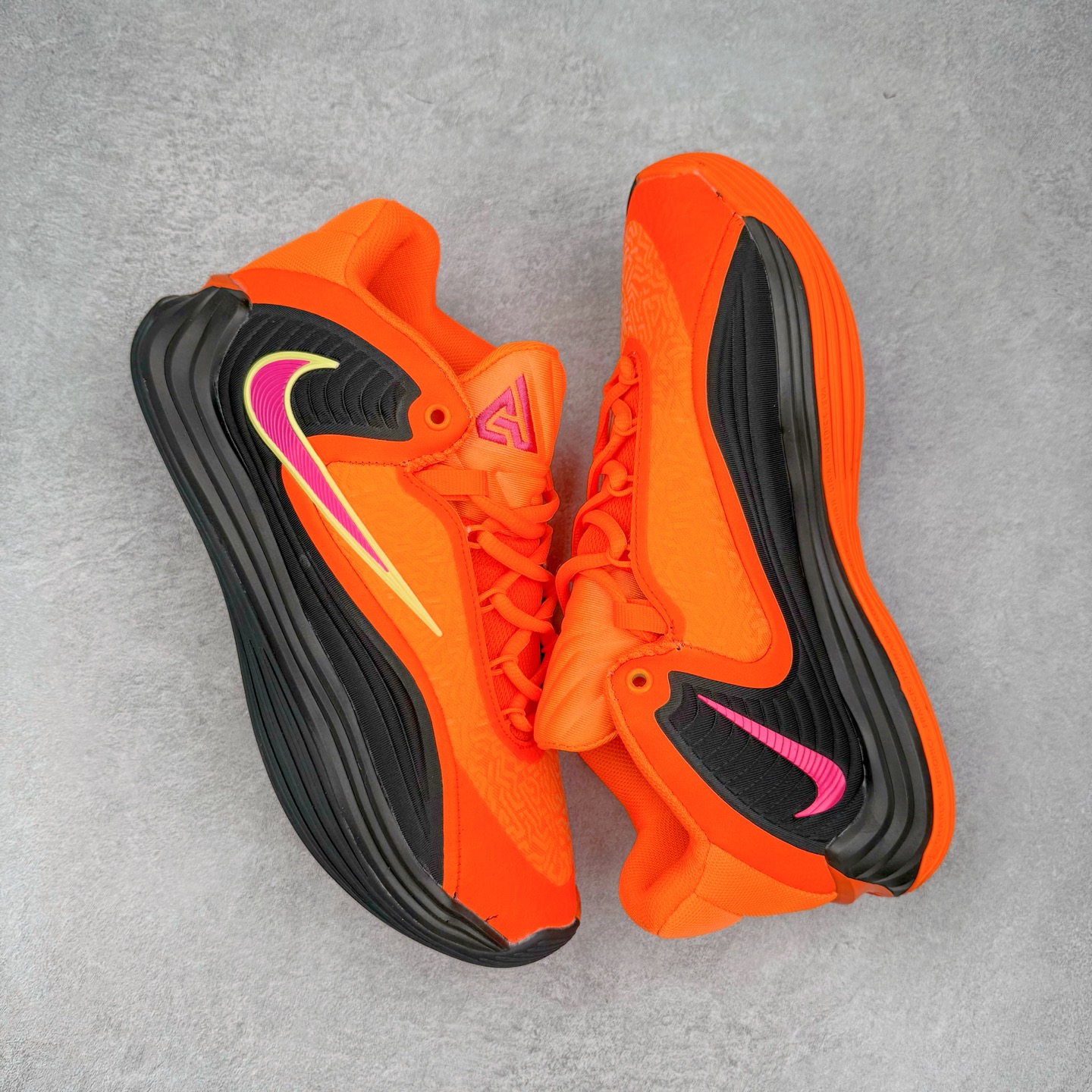 图片[3]-NK Zoom Freak 7 EP 字母哥七代支持轻实战篮球鞋 依旧沿袭了低帮的设定 保证实战的灵活性 类蝉翼网纱材质打造的鞋面带来更极致的轻量化 鞋舌上点缀字母哥的个人 Logo 彰显了签名鞋身份 整体设计采用了 Zoom Freak 系列一贯的风格 鞋身上有巨大的 Swoosh 贯穿中底 甚至延伸到了鞋跟后侧 鞋身线条相比前代圆润了一些 鞋头造型和侧面的观感隐约有 Air Jordan 36 的影子 足弓处延伸到中底的 Swoosh 部分做了开窗设计 中底的造型也加入了更多的几何棱角线条 辨识度依旧 尺码：40 40.5 41 42 42.5 43 44 44.5 45 46-选品中心