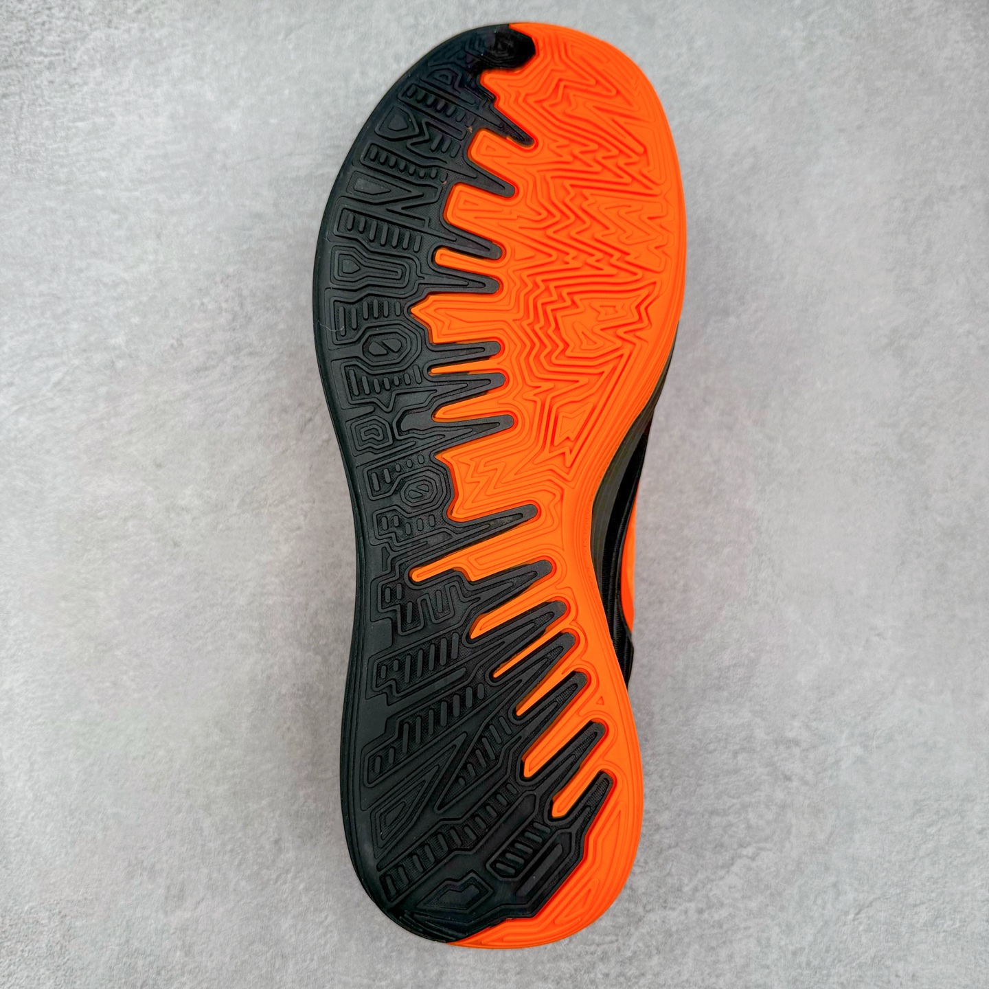 图片[9]-NK Zoom Freak 7 EP 字母哥七代支持轻实战篮球鞋 依旧沿袭了低帮的设定 保证实战的灵活性 类蝉翼网纱材质打造的鞋面带来更极致的轻量化 鞋舌上点缀字母哥的个人 Logo 彰显了签名鞋身份 整体设计采用了 Zoom Freak 系列一贯的风格 鞋身上有巨大的 Swoosh 贯穿中底 甚至延伸到了鞋跟后侧 鞋身线条相比前代圆润了一些 鞋头造型和侧面的观感隐约有 Air Jordan 36 的影子 足弓处延伸到中底的 Swoosh 部分做了开窗设计 中底的造型也加入了更多的几何棱角线条 辨识度依旧 尺码：40 40.5 41 42 42.5 43 44 44.5 45 46-选品中心