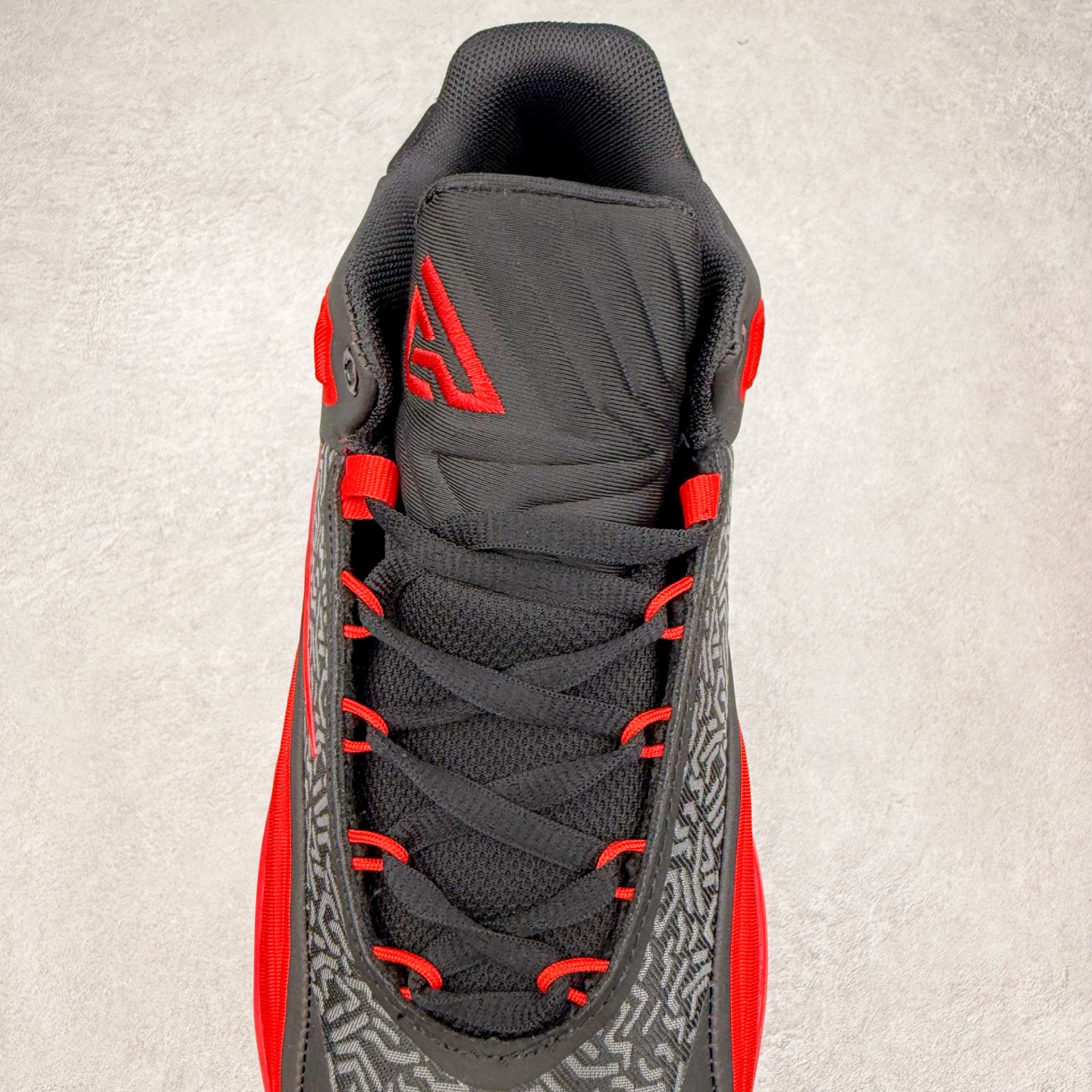 图片[5]-NK Zoom Freak 7 EP 字母哥七代支持轻实战篮球鞋 依旧沿袭了低帮的设定 保证实战的灵活性 类蝉翼网纱材质打造的鞋面带来更极致的轻量化 鞋舌上点缀字母哥的个人 Logo 彰显了签名鞋身份 整体设计采用了 Zoom Freak 系列一贯的风格 鞋身上有巨大的 Swoosh 贯穿中底 甚至延伸到了鞋跟后侧 鞋身线条相比前代圆润了一些 鞋头造型和侧面的观感隐约有 Air Jordan 36 的影子 足弓处延伸到中底的 Swoosh 部分做了开窗设计 中底的造型也加入了更多的几何棱角线条 辨识度依旧 尺码：40 40.5 41 42 42.5 43 44 44.5 45 46-选品中心