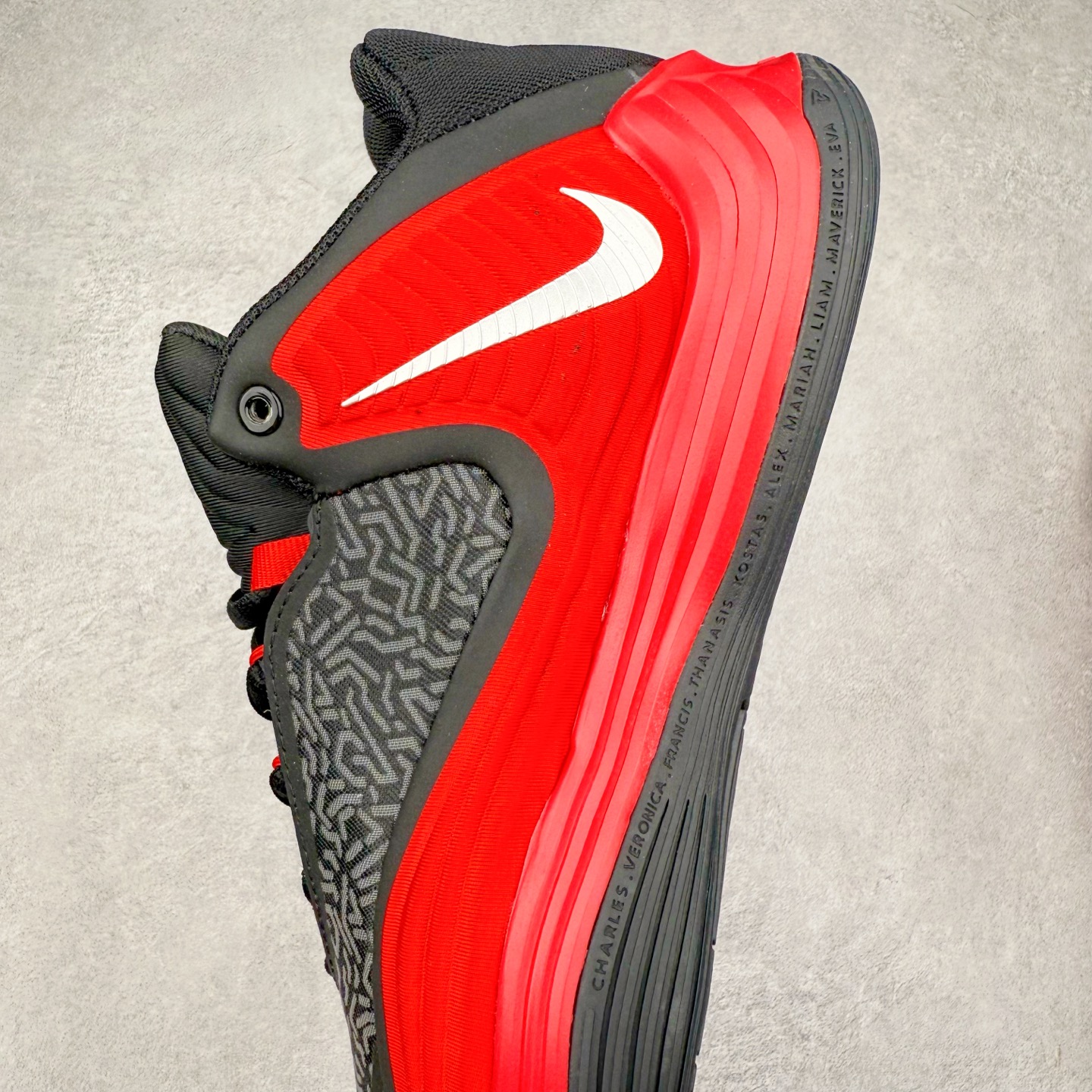 图片[7]-NK Zoom Freak 7 EP 字母哥七代支持轻实战篮球鞋 依旧沿袭了低帮的设定 保证实战的灵活性 类蝉翼网纱材质打造的鞋面带来更极致的轻量化 鞋舌上点缀字母哥的个人 Logo 彰显了签名鞋身份 整体设计采用了 Zoom Freak 系列一贯的风格 鞋身上有巨大的 Swoosh 贯穿中底 甚至延伸到了鞋跟后侧 鞋身线条相比前代圆润了一些 鞋头造型和侧面的观感隐约有 Air Jordan 36 的影子 足弓处延伸到中底的 Swoosh 部分做了开窗设计 中底的造型也加入了更多的几何棱角线条 辨识度依旧 尺码：40 40.5 41 42 42.5 43 44 44.5 45 46-选品中心