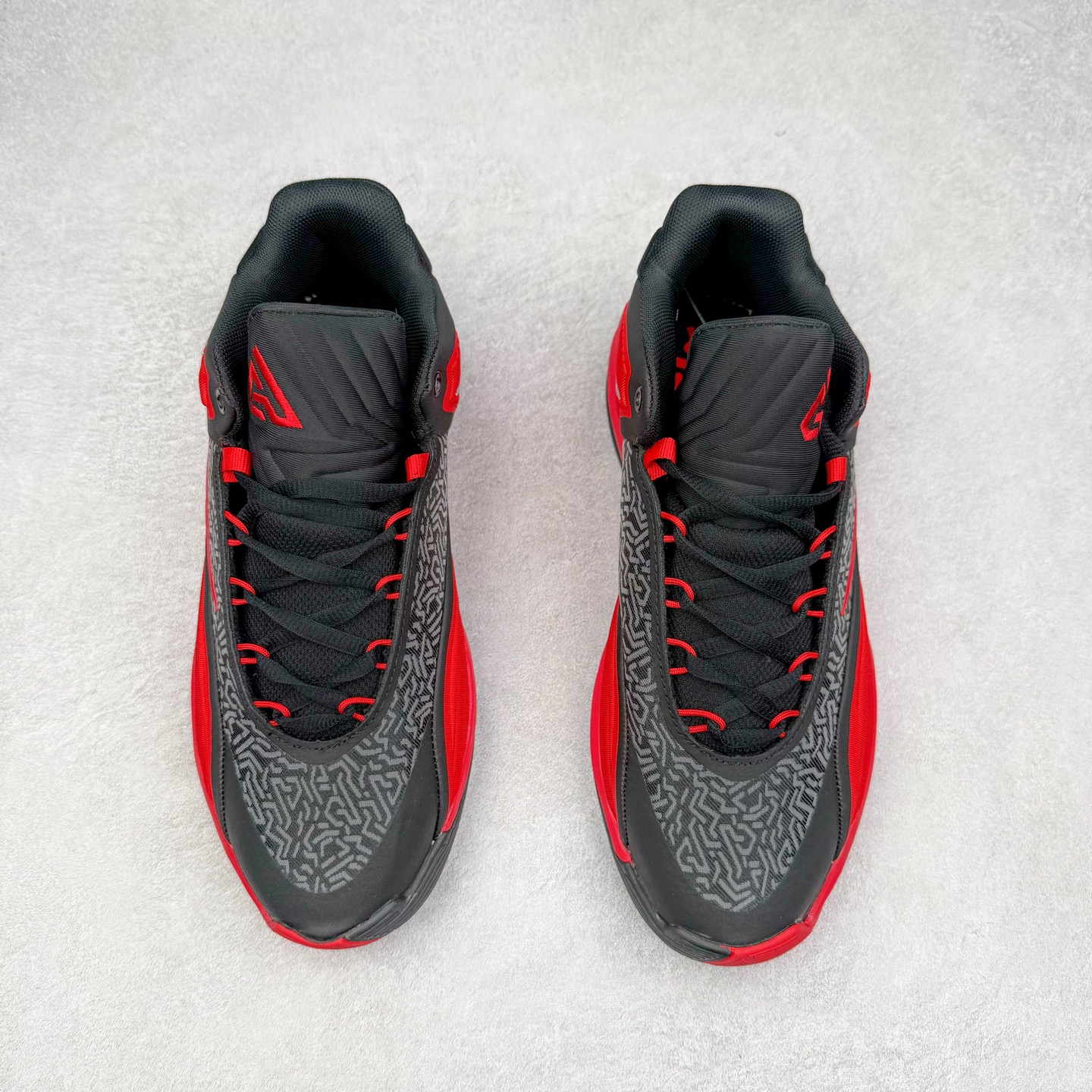 图片[2]-NK Zoom Freak 7 EP 字母哥七代支持轻实战篮球鞋 依旧沿袭了低帮的设定 保证实战的灵活性 类蝉翼网纱材质打造的鞋面带来更极致的轻量化 鞋舌上点缀字母哥的个人 Logo 彰显了签名鞋身份 整体设计采用了 Zoom Freak 系列一贯的风格 鞋身上有巨大的 Swoosh 贯穿中底 甚至延伸到了鞋跟后侧 鞋身线条相比前代圆润了一些 鞋头造型和侧面的观感隐约有 Air Jordan 36 的影子 足弓处延伸到中底的 Swoosh 部分做了开窗设计 中底的造型也加入了更多的几何棱角线条 辨识度依旧 尺码：40 40.5 41 42 42.5 43 44 44.5 45 46-选品中心