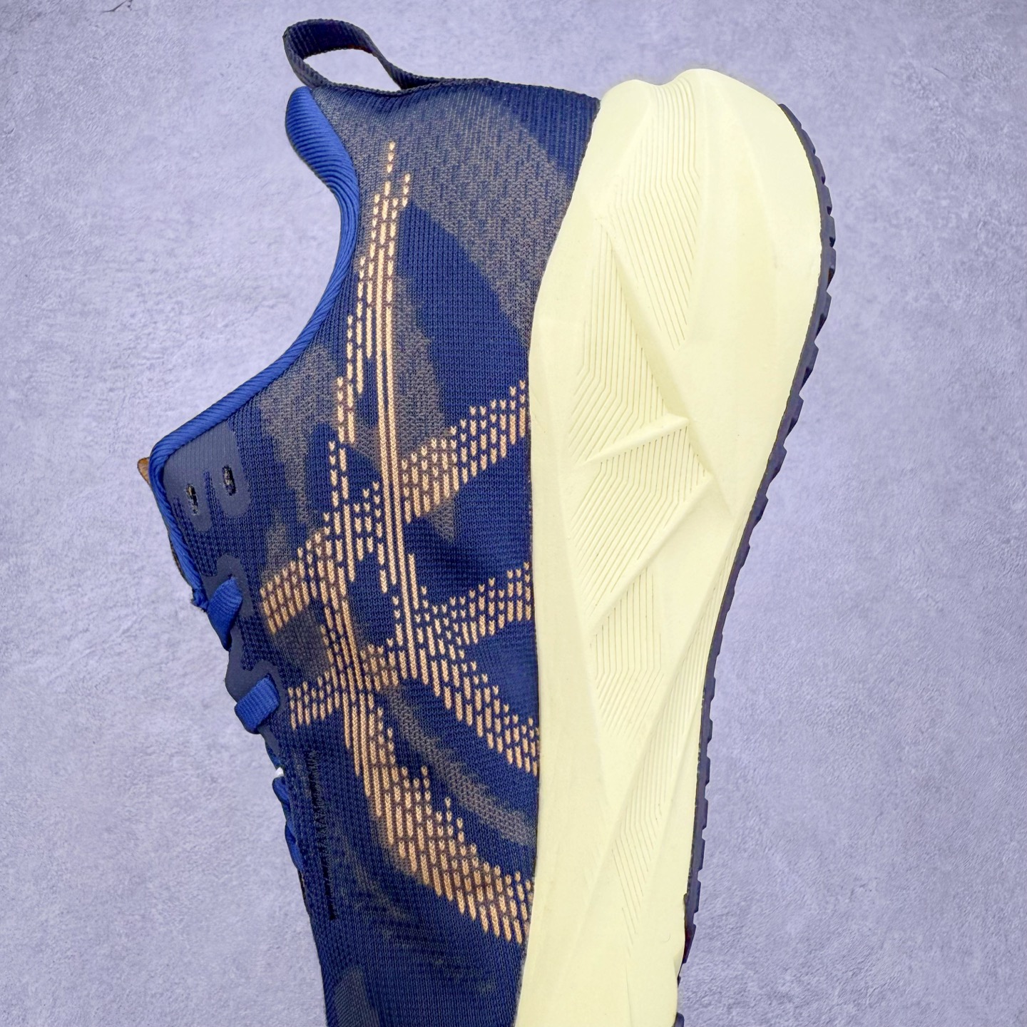 图片[7]-ASICS NOVABLAST 5 亚瑟士舒适缓震跑鞋 鞋面从NOVABLAST 3的工程网眼升级为一片式轻量编织设计 提升了跑鞋的透气性 并配备结构鞋舌 进一步提升透气性的同时减少鞋舌滑动 从而实现更好的包裹感 后跟结构也是亮点之一 不仅提升了稳定性 还能给跑者提供更强支撑 上脚舒适度非常明显 无论如何跑跳晃动 双脚都被包裹的非常服帖舒适 同时前脚掌有足够空间 中足又很贴合 后跟高度和弧度也都非常舒适 从NOVABLAST 5采用全新FF BLAST PLUS ECO轻量高能回弹泡棉材料 这是一种超过20%的生物基可再生资源 在带给跑者更舒适体验同时助力减轻环境负担 值得关注的是NOVABLAST 4将成为该系列首款贴有CO2e标签的鞋款 以进一步严格贯彻ASICS亚瑟士的可持续发展理念 大底采用了低密度设计的AHAR LO 更大程度增强鞋款耐磨性 提升使用寿命 外底液采用了全新设计 其灵感来源于植物的斐波那契螺旋叶片图案 独特的几何纹路使新一代鞋款的外观更具标志性 中底和大底设计都是为了让跑者获得更大的能量反馈 更强的回弹性 在跑步过程中轻弹畅跑 看配置就能感受到NOVABLAST的优势 高回弹、高缓震、且耐用的综合长跑训练鞋 尺码：36 37 38 39 39.5 40 40.5 41.5 42 42.5 43.5 44 45-选品中心