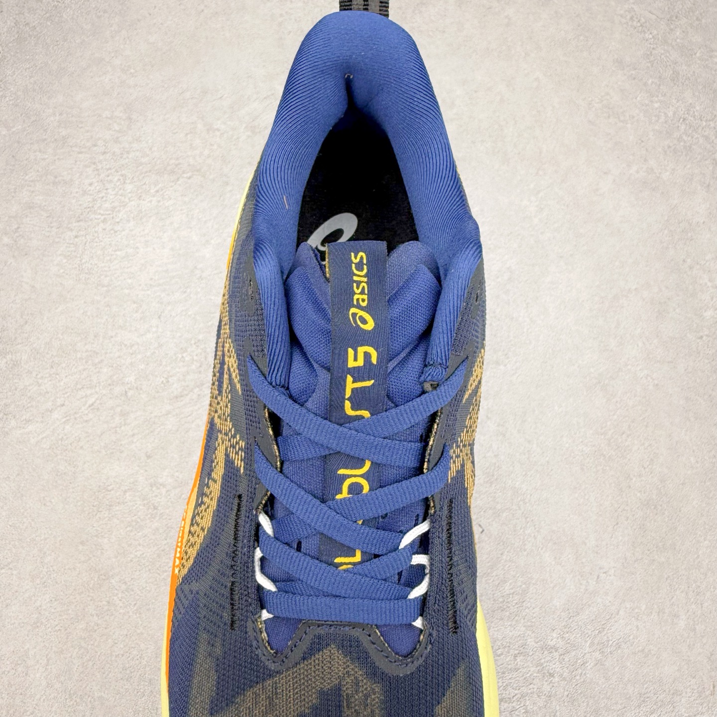 图片[5]-ASICS NOVABLAST 5 亚瑟士舒适缓震跑鞋 鞋面从NOVABLAST 3的工程网眼升级为一片式轻量编织设计 提升了跑鞋的透气性 并配备结构鞋舌 进一步提升透气性的同时减少鞋舌滑动 从而实现更好的包裹感 后跟结构也是亮点之一 不仅提升了稳定性 还能给跑者提供更强支撑 上脚舒适度非常明显 无论如何跑跳晃动 双脚都被包裹的非常服帖舒适 同时前脚掌有足够空间 中足又很贴合 后跟高度和弧度也都非常舒适 从NOVABLAST 5采用全新FF BLAST PLUS ECO轻量高能回弹泡棉材料 这是一种超过20%的生物基可再生资源 在带给跑者更舒适体验同时助力减轻环境负担 值得关注的是NOVABLAST 4将成为该系列首款贴有CO2e标签的鞋款 以进一步严格贯彻ASICS亚瑟士的可持续发展理念 大底采用了低密度设计的AHAR LO 更大程度增强鞋款耐磨性 提升使用寿命 外底液采用了全新设计 其灵感来源于植物的斐波那契螺旋叶片图案 独特的几何纹路使新一代鞋款的外观更具标志性 中底和大底设计都是为了让跑者获得更大的能量反馈 更强的回弹性 在跑步过程中轻弹畅跑 看配置就能感受到NOVABLAST的优势 高回弹、高缓震、且耐用的综合长跑训练鞋 尺码：36 37 38 39 39.5 40 40.5 41.5 42 42.5 43.5 44 45-选品中心