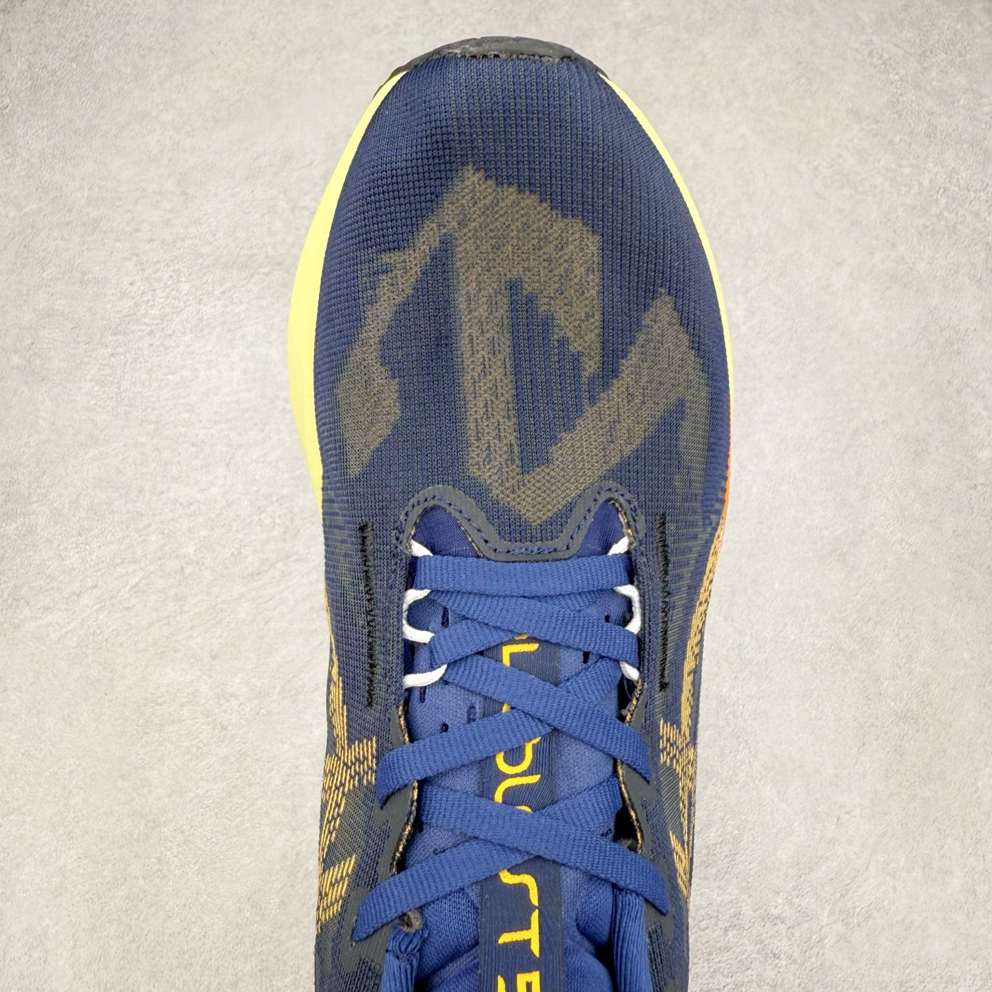 图片[4]-ASICS NOVABLAST 5 亚瑟士舒适缓震跑鞋 鞋面从NOVABLAST 3的工程网眼升级为一片式轻量编织设计 提升了跑鞋的透气性 并配备结构鞋舌 进一步提升透气性的同时减少鞋舌滑动 从而实现更好的包裹感 后跟结构也是亮点之一 不仅提升了稳定性 还能给跑者提供更强支撑 上脚舒适度非常明显 无论如何跑跳晃动 双脚都被包裹的非常服帖舒适 同时前脚掌有足够空间 中足又很贴合 后跟高度和弧度也都非常舒适 从NOVABLAST 5采用全新FF BLAST PLUS ECO轻量高能回弹泡棉材料 这是一种超过20%的生物基可再生资源 在带给跑者更舒适体验同时助力减轻环境负担 值得关注的是NOVABLAST 4将成为该系列首款贴有CO2e标签的鞋款 以进一步严格贯彻ASICS亚瑟士的可持续发展理念 大底采用了低密度设计的AHAR LO 更大程度增强鞋款耐磨性 提升使用寿命 外底液采用了全新设计 其灵感来源于植物的斐波那契螺旋叶片图案 独特的几何纹路使新一代鞋款的外观更具标志性 中底和大底设计都是为了让跑者获得更大的能量反馈 更强的回弹性 在跑步过程中轻弹畅跑 看配置就能感受到NOVABLAST的优势 高回弹、高缓震、且耐用的综合长跑训练鞋 尺码：36 37 38 39 39.5 40 40.5 41.5 42 42.5 43.5 44 45-选品中心