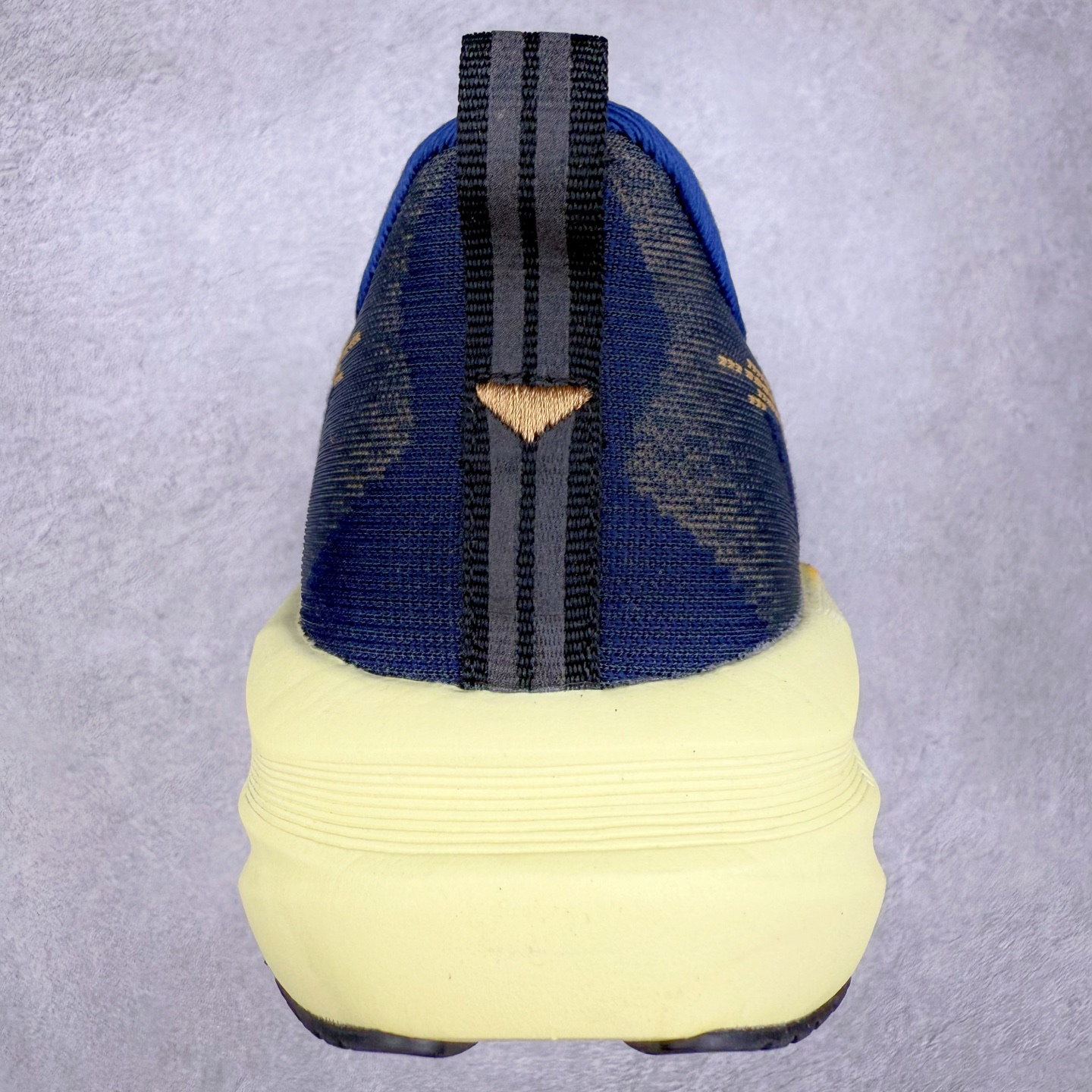 图片[8]-ASICS NOVABLAST 5 亚瑟士舒适缓震跑鞋 鞋面从NOVABLAST 3的工程网眼升级为一片式轻量编织设计 提升了跑鞋的透气性 并配备结构鞋舌 进一步提升透气性的同时减少鞋舌滑动 从而实现更好的包裹感 后跟结构也是亮点之一 不仅提升了稳定性 还能给跑者提供更强支撑 上脚舒适度非常明显 无论如何跑跳晃动 双脚都被包裹的非常服帖舒适 同时前脚掌有足够空间 中足又很贴合 后跟高度和弧度也都非常舒适 从NOVABLAST 5采用全新FF BLAST PLUS ECO轻量高能回弹泡棉材料 这是一种超过20%的生物基可再生资源 在带给跑者更舒适体验同时助力减轻环境负担 值得关注的是NOVABLAST 4将成为该系列首款贴有CO2e标签的鞋款 以进一步严格贯彻ASICS亚瑟士的可持续发展理念 大底采用了低密度设计的AHAR LO 更大程度增强鞋款耐磨性 提升使用寿命 外底液采用了全新设计 其灵感来源于植物的斐波那契螺旋叶片图案 独特的几何纹路使新一代鞋款的外观更具标志性 中底和大底设计都是为了让跑者获得更大的能量反馈 更强的回弹性 在跑步过程中轻弹畅跑 看配置就能感受到NOVABLAST的优势 高回弹、高缓震、且耐用的综合长跑训练鞋 尺码：36 37 38 39 39.5 40 40.5 41.5 42 42.5 43.5 44 45-选品中心