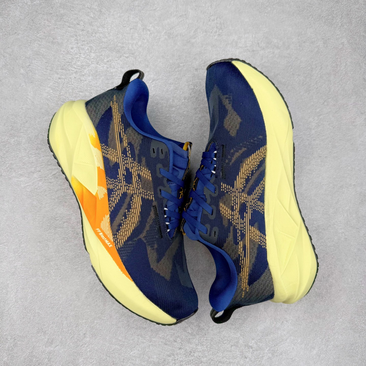 图片[3]-ASICS NOVABLAST 5 亚瑟士舒适缓震跑鞋 鞋面从NOVABLAST 3的工程网眼升级为一片式轻量编织设计 提升了跑鞋的透气性 并配备结构鞋舌 进一步提升透气性的同时减少鞋舌滑动 从而实现更好的包裹感 后跟结构也是亮点之一 不仅提升了稳定性 还能给跑者提供更强支撑 上脚舒适度非常明显 无论如何跑跳晃动 双脚都被包裹的非常服帖舒适 同时前脚掌有足够空间 中足又很贴合 后跟高度和弧度也都非常舒适 从NOVABLAST 5采用全新FF BLAST PLUS ECO轻量高能回弹泡棉材料 这是一种超过20%的生物基可再生资源 在带给跑者更舒适体验同时助力减轻环境负担 值得关注的是NOVABLAST 4将成为该系列首款贴有CO2e标签的鞋款 以进一步严格贯彻ASICS亚瑟士的可持续发展理念 大底采用了低密度设计的AHAR LO 更大程度增强鞋款耐磨性 提升使用寿命 外底液采用了全新设计 其灵感来源于植物的斐波那契螺旋叶片图案 独特的几何纹路使新一代鞋款的外观更具标志性 中底和大底设计都是为了让跑者获得更大的能量反馈 更强的回弹性 在跑步过程中轻弹畅跑 看配置就能感受到NOVABLAST的优势 高回弹、高缓震、且耐用的综合长跑训练鞋 尺码：36 37 38 39 39.5 40 40.5 41.5 42 42.5 43.5 44 45-选品中心