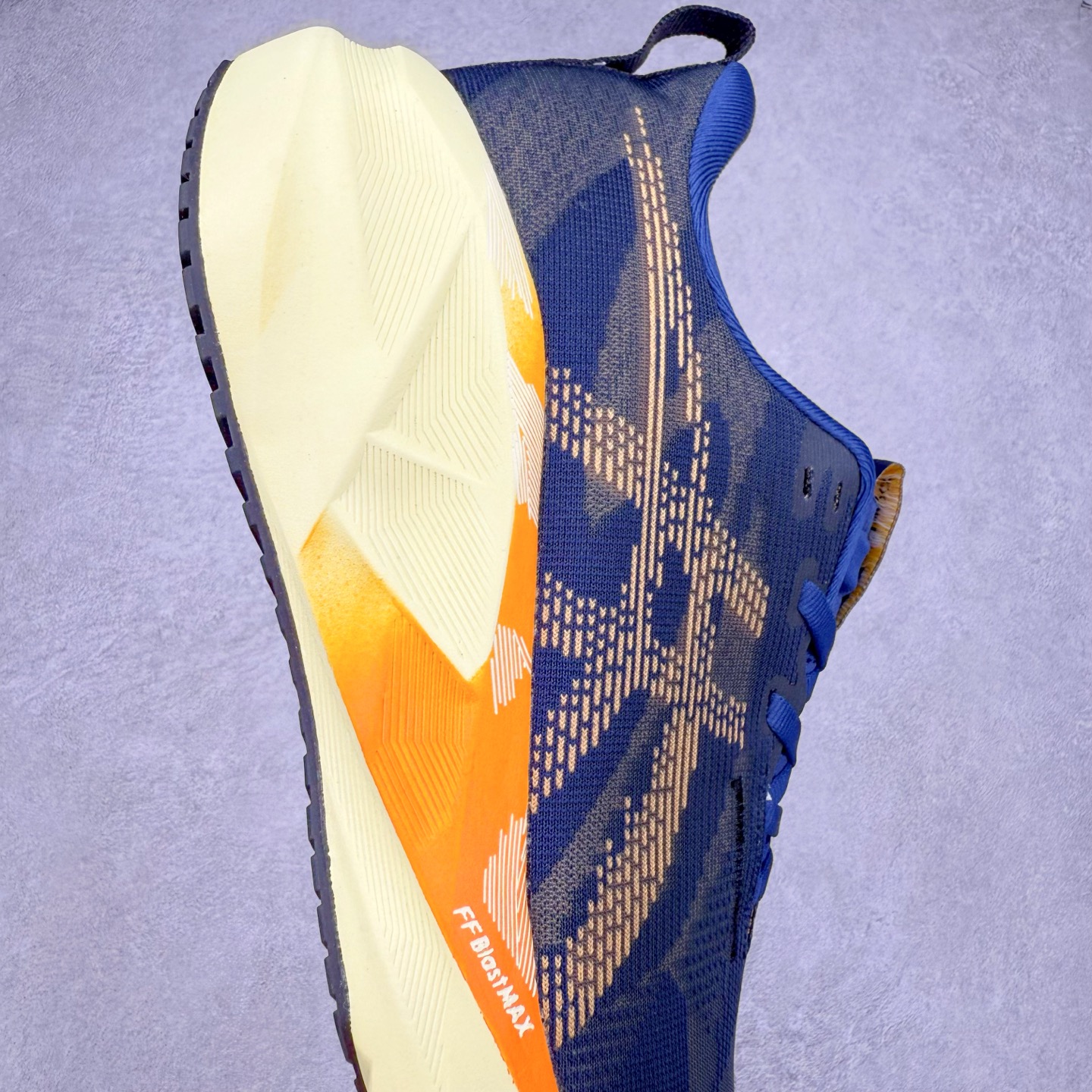 图片[6]-ASICS NOVABLAST 5 亚瑟士舒适缓震跑鞋 鞋面从NOVABLAST 3的工程网眼升级为一片式轻量编织设计 提升了跑鞋的透气性 并配备结构鞋舌 进一步提升透气性的同时减少鞋舌滑动 从而实现更好的包裹感 后跟结构也是亮点之一 不仅提升了稳定性 还能给跑者提供更强支撑 上脚舒适度非常明显 无论如何跑跳晃动 双脚都被包裹的非常服帖舒适 同时前脚掌有足够空间 中足又很贴合 后跟高度和弧度也都非常舒适 从NOVABLAST 5采用全新FF BLAST PLUS ECO轻量高能回弹泡棉材料 这是一种超过20%的生物基可再生资源 在带给跑者更舒适体验同时助力减轻环境负担 值得关注的是NOVABLAST 4将成为该系列首款贴有CO2e标签的鞋款 以进一步严格贯彻ASICS亚瑟士的可持续发展理念 大底采用了低密度设计的AHAR LO 更大程度增强鞋款耐磨性 提升使用寿命 外底液采用了全新设计 其灵感来源于植物的斐波那契螺旋叶片图案 独特的几何纹路使新一代鞋款的外观更具标志性 中底和大底设计都是为了让跑者获得更大的能量反馈 更强的回弹性 在跑步过程中轻弹畅跑 看配置就能感受到NOVABLAST的优势 高回弹、高缓震、且耐用的综合长跑训练鞋 尺码：36 37 38 39 39.5 40 40.5 41.5 42 42.5 43.5 44 45-选品中心