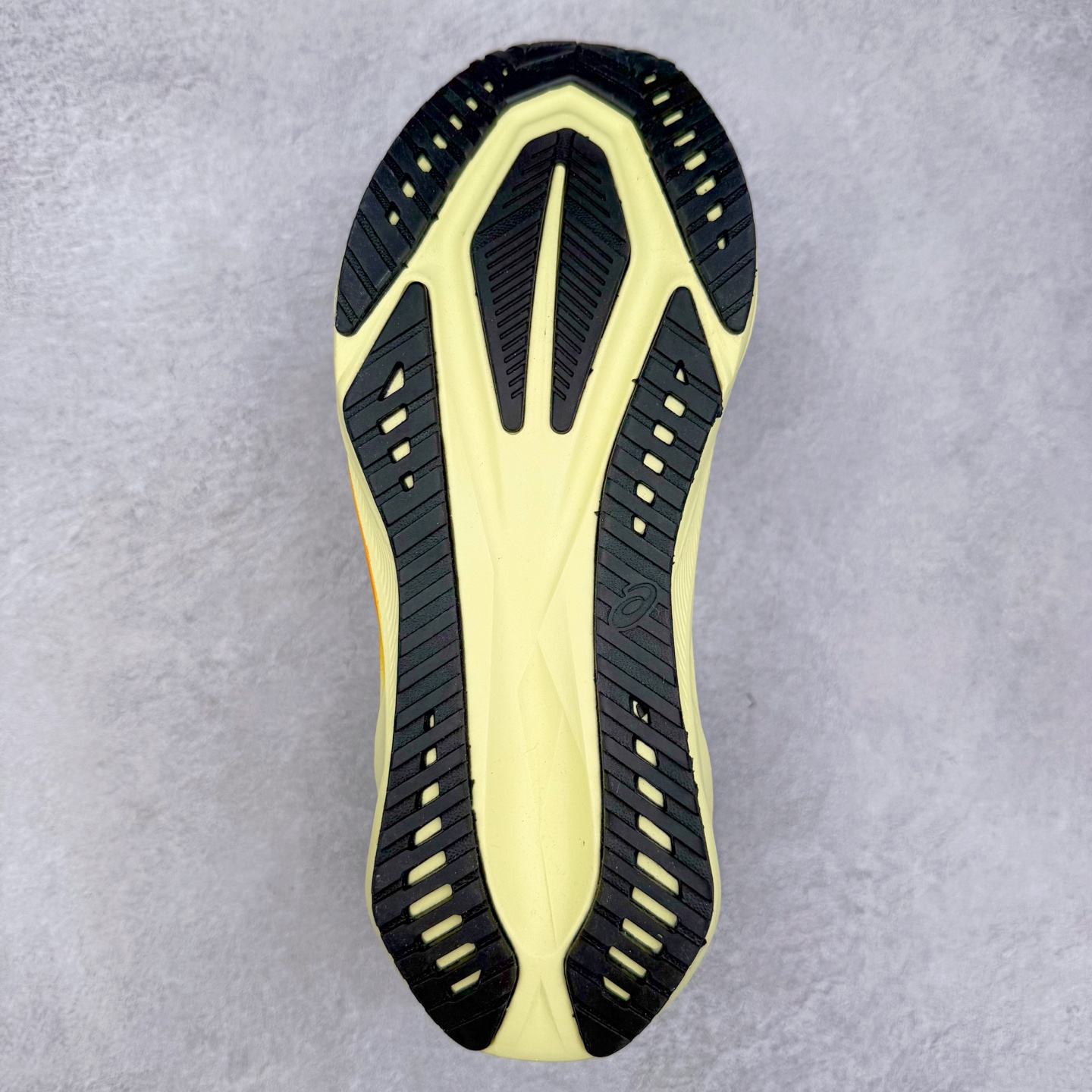 图片[9]-ASICS NOVABLAST 5 亚瑟士舒适缓震跑鞋 鞋面从NOVABLAST 3的工程网眼升级为一片式轻量编织设计 提升了跑鞋的透气性 并配备结构鞋舌 进一步提升透气性的同时减少鞋舌滑动 从而实现更好的包裹感 后跟结构也是亮点之一 不仅提升了稳定性 还能给跑者提供更强支撑 上脚舒适度非常明显 无论如何跑跳晃动 双脚都被包裹的非常服帖舒适 同时前脚掌有足够空间 中足又很贴合 后跟高度和弧度也都非常舒适 从NOVABLAST 5采用全新FF BLAST PLUS ECO轻量高能回弹泡棉材料 这是一种超过20%的生物基可再生资源 在带给跑者更舒适体验同时助力减轻环境负担 值得关注的是NOVABLAST 4将成为该系列首款贴有CO2e标签的鞋款 以进一步严格贯彻ASICS亚瑟士的可持续发展理念 大底采用了低密度设计的AHAR LO 更大程度增强鞋款耐磨性 提升使用寿命 外底液采用了全新设计 其灵感来源于植物的斐波那契螺旋叶片图案 独特的几何纹路使新一代鞋款的外观更具标志性 中底和大底设计都是为了让跑者获得更大的能量反馈 更强的回弹性 在跑步过程中轻弹畅跑 看配置就能感受到NOVABLAST的优势 高回弹、高缓震、且耐用的综合长跑训练鞋 尺码：36 37 38 39 39.5 40 40.5 41.5 42 42.5 43.5 44 45-选品中心