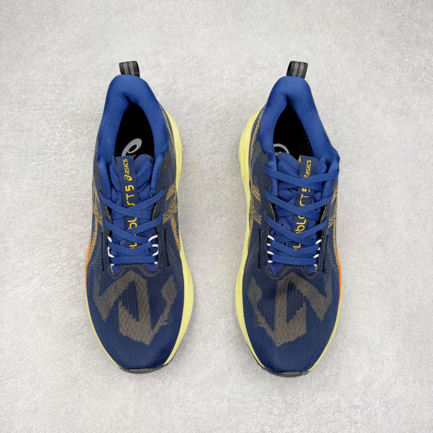 图片[2]-ASICS NOVABLAST 5 亚瑟士舒适缓震跑鞋 鞋面从NOVABLAST 3的工程网眼升级为一片式轻量编织设计 提升了跑鞋的透气性 并配备结构鞋舌 进一步提升透气性的同时减少鞋舌滑动 从而实现更好的包裹感 后跟结构也是亮点之一 不仅提升了稳定性 还能给跑者提供更强支撑 上脚舒适度非常明显 无论如何跑跳晃动 双脚都被包裹的非常服帖舒适 同时前脚掌有足够空间 中足又很贴合 后跟高度和弧度也都非常舒适 从NOVABLAST 5采用全新FF BLAST PLUS ECO轻量高能回弹泡棉材料 这是一种超过20%的生物基可再生资源 在带给跑者更舒适体验同时助力减轻环境负担 值得关注的是NOVABLAST 4将成为该系列首款贴有CO2e标签的鞋款 以进一步严格贯彻ASICS亚瑟士的可持续发展理念 大底采用了低密度设计的AHAR LO 更大程度增强鞋款耐磨性 提升使用寿命 外底液采用了全新设计 其灵感来源于植物的斐波那契螺旋叶片图案 独特的几何纹路使新一代鞋款的外观更具标志性 中底和大底设计都是为了让跑者获得更大的能量反馈 更强的回弹性 在跑步过程中轻弹畅跑 看配置就能感受到NOVABLAST的优势 高回弹、高缓震、且耐用的综合长跑训练鞋 尺码：36 37 38 39 39.5 40 40.5 41.5 42 42.5 43.5 44 45-选品中心