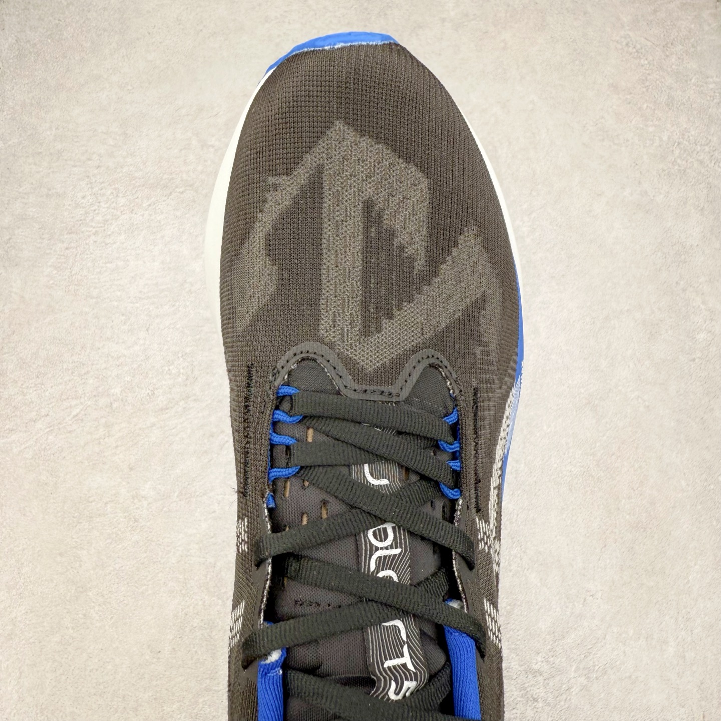 图片[4]-ASICS NOVABLAST 5 亚瑟士舒适缓震跑鞋 鞋面从NOVABLAST 3的工程网眼升级为一片式轻量编织设计 提升了跑鞋的透气性 并配备结构鞋舌 进一步提升透气性的同时减少鞋舌滑动 从而实现更好的包裹感 后跟结构也是亮点之一 不仅提升了稳定性 还能给跑者提供更强支撑 上脚舒适度非常明显 无论如何跑跳晃动 双脚都被包裹的非常服帖舒适 同时前脚掌有足够空间 中足又很贴合 后跟高度和弧度也都非常舒适 从NOVABLAST 5采用全新FF BLAST PLUS ECO轻量高能回弹泡棉材料 这是一种超过20%的生物基可再生资源 在带给跑者更舒适体验同时助力减轻环境负担 值得关注的是NOVABLAST 4将成为该系列首款贴有CO2e标签的鞋款 以进一步严格贯彻ASICS亚瑟士的可持续发展理念 大底采用了低密度设计的AHAR LO 更大程度增强鞋款耐磨性 提升使用寿命 外底液采用了全新设计 其灵感来源于植物的斐波那契螺旋叶片图案 独特的几何纹路使新一代鞋款的外观更具标志性 中底和大底设计都是为了让跑者获得更大的能量反馈 更强的回弹性 在跑步过程中轻弹畅跑 看配置就能感受到NOVABLAST的优势 高回弹、高缓震、且耐用的综合长跑训练鞋 尺码：36 37 38 39 39.5 40 40.5 41.5 42 42.5 43.5 44 45-选品中心