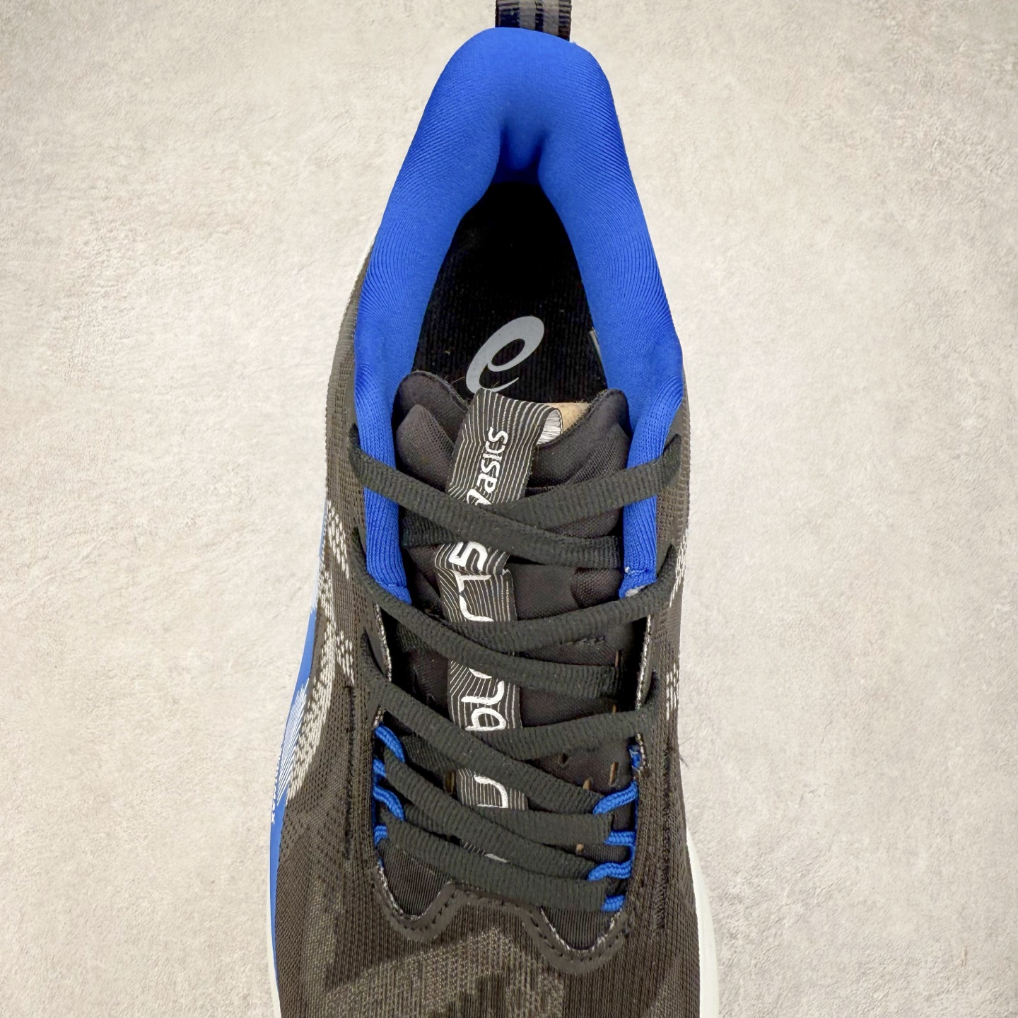 图片[5]-ASICS NOVABLAST 5 亚瑟士舒适缓震跑鞋 鞋面从NOVABLAST 3的工程网眼升级为一片式轻量编织设计 提升了跑鞋的透气性 并配备结构鞋舌 进一步提升透气性的同时减少鞋舌滑动 从而实现更好的包裹感 后跟结构也是亮点之一 不仅提升了稳定性 还能给跑者提供更强支撑 上脚舒适度非常明显 无论如何跑跳晃动 双脚都被包裹的非常服帖舒适 同时前脚掌有足够空间 中足又很贴合 后跟高度和弧度也都非常舒适 从NOVABLAST 5采用全新FF BLAST PLUS ECO轻量高能回弹泡棉材料 这是一种超过20%的生物基可再生资源 在带给跑者更舒适体验同时助力减轻环境负担 值得关注的是NOVABLAST 4将成为该系列首款贴有CO2e标签的鞋款 以进一步严格贯彻ASICS亚瑟士的可持续发展理念 大底采用了低密度设计的AHAR LO 更大程度增强鞋款耐磨性 提升使用寿命 外底液采用了全新设计 其灵感来源于植物的斐波那契螺旋叶片图案 独特的几何纹路使新一代鞋款的外观更具标志性 中底和大底设计都是为了让跑者获得更大的能量反馈 更强的回弹性 在跑步过程中轻弹畅跑 看配置就能感受到NOVABLAST的优势 高回弹、高缓震、且耐用的综合长跑训练鞋 尺码：36 37 38 39 39.5 40 40.5 41.5 42 42.5 43.5 44 45-选品中心