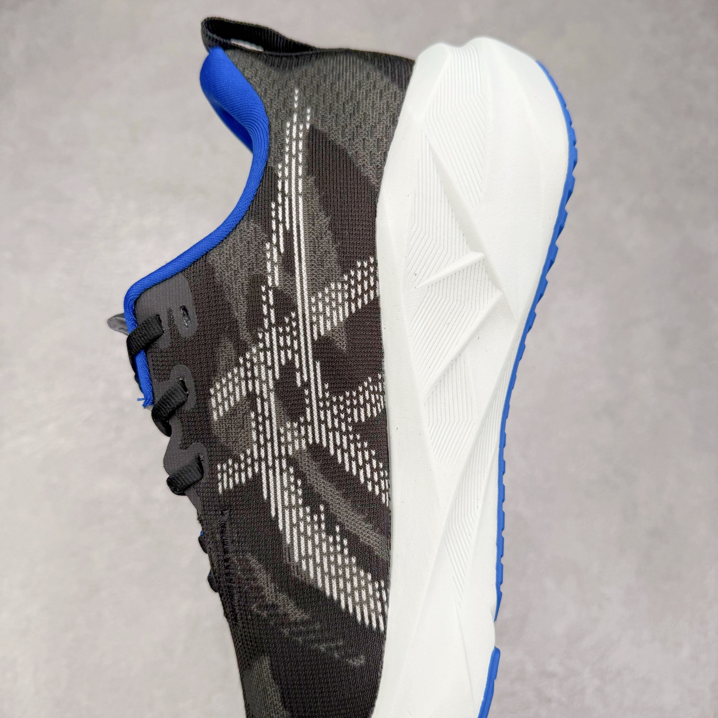 图片[7]-ASICS NOVABLAST 5 亚瑟士舒适缓震跑鞋 鞋面从NOVABLAST 3的工程网眼升级为一片式轻量编织设计 提升了跑鞋的透气性 并配备结构鞋舌 进一步提升透气性的同时减少鞋舌滑动 从而实现更好的包裹感 后跟结构也是亮点之一 不仅提升了稳定性 还能给跑者提供更强支撑 上脚舒适度非常明显 无论如何跑跳晃动 双脚都被包裹的非常服帖舒适 同时前脚掌有足够空间 中足又很贴合 后跟高度和弧度也都非常舒适 从NOVABLAST 5采用全新FF BLAST PLUS ECO轻量高能回弹泡棉材料 这是一种超过20%的生物基可再生资源 在带给跑者更舒适体验同时助力减轻环境负担 值得关注的是NOVABLAST 4将成为该系列首款贴有CO2e标签的鞋款 以进一步严格贯彻ASICS亚瑟士的可持续发展理念 大底采用了低密度设计的AHAR LO 更大程度增强鞋款耐磨性 提升使用寿命 外底液采用了全新设计 其灵感来源于植物的斐波那契螺旋叶片图案 独特的几何纹路使新一代鞋款的外观更具标志性 中底和大底设计都是为了让跑者获得更大的能量反馈 更强的回弹性 在跑步过程中轻弹畅跑 看配置就能感受到NOVABLAST的优势 高回弹、高缓震、且耐用的综合长跑训练鞋 尺码：36 37 38 39 39.5 40 40.5 41.5 42 42.5 43.5 44 45-选品中心