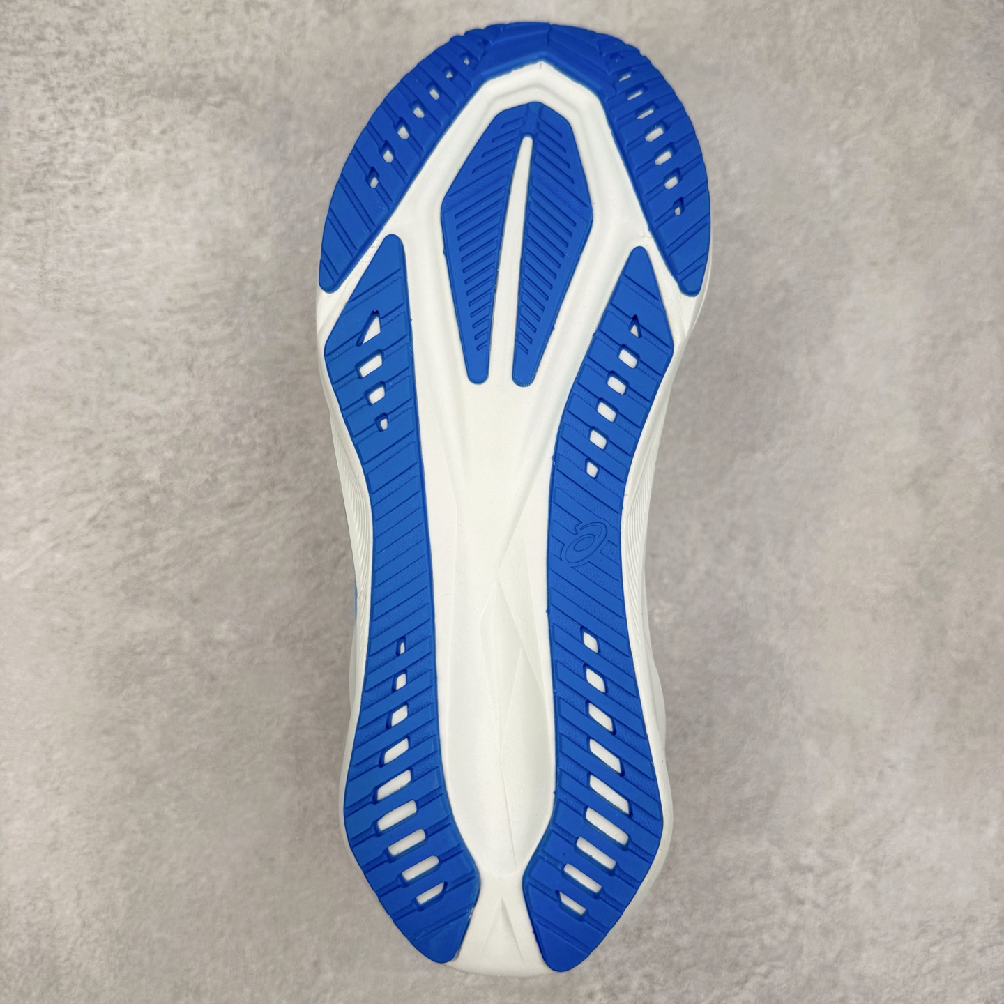 图片[9]-ASICS NOVABLAST 5 亚瑟士舒适缓震跑鞋 鞋面从NOVABLAST 3的工程网眼升级为一片式轻量编织设计 提升了跑鞋的透气性 并配备结构鞋舌 进一步提升透气性的同时减少鞋舌滑动 从而实现更好的包裹感 后跟结构也是亮点之一 不仅提升了稳定性 还能给跑者提供更强支撑 上脚舒适度非常明显 无论如何跑跳晃动 双脚都被包裹的非常服帖舒适 同时前脚掌有足够空间 中足又很贴合 后跟高度和弧度也都非常舒适 从NOVABLAST 5采用全新FF BLAST PLUS ECO轻量高能回弹泡棉材料 这是一种超过20%的生物基可再生资源 在带给跑者更舒适体验同时助力减轻环境负担 值得关注的是NOVABLAST 4将成为该系列首款贴有CO2e标签的鞋款 以进一步严格贯彻ASICS亚瑟士的可持续发展理念 大底采用了低密度设计的AHAR LO 更大程度增强鞋款耐磨性 提升使用寿命 外底液采用了全新设计 其灵感来源于植物的斐波那契螺旋叶片图案 独特的几何纹路使新一代鞋款的外观更具标志性 中底和大底设计都是为了让跑者获得更大的能量反馈 更强的回弹性 在跑步过程中轻弹畅跑 看配置就能感受到NOVABLAST的优势 高回弹、高缓震、且耐用的综合长跑训练鞋 尺码：36 37 38 39 39.5 40 40.5 41.5 42 42.5 43.5 44 45-选品中心