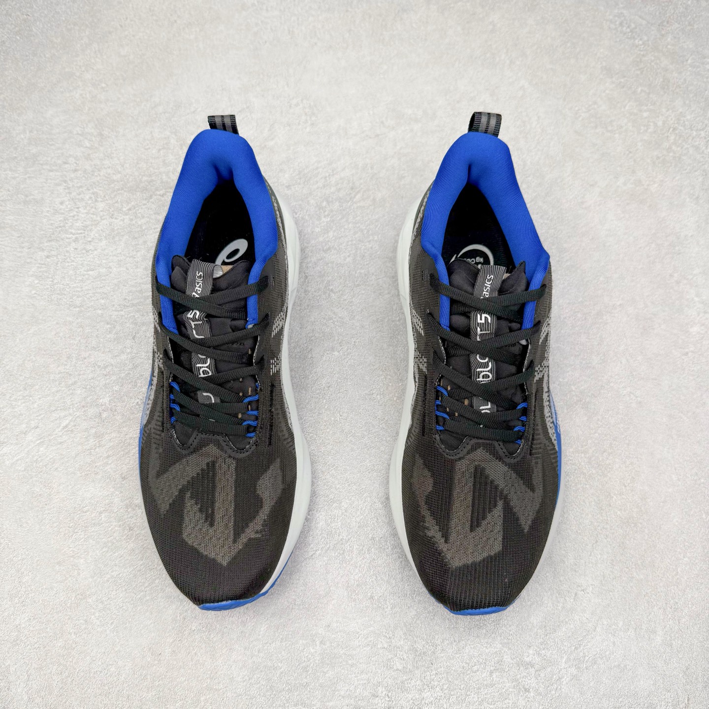 图片[2]-ASICS NOVABLAST 5 亚瑟士舒适缓震跑鞋 鞋面从NOVABLAST 3的工程网眼升级为一片式轻量编织设计 提升了跑鞋的透气性 并配备结构鞋舌 进一步提升透气性的同时减少鞋舌滑动 从而实现更好的包裹感 后跟结构也是亮点之一 不仅提升了稳定性 还能给跑者提供更强支撑 上脚舒适度非常明显 无论如何跑跳晃动 双脚都被包裹的非常服帖舒适 同时前脚掌有足够空间 中足又很贴合 后跟高度和弧度也都非常舒适 从NOVABLAST 5采用全新FF BLAST PLUS ECO轻量高能回弹泡棉材料 这是一种超过20%的生物基可再生资源 在带给跑者更舒适体验同时助力减轻环境负担 值得关注的是NOVABLAST 4将成为该系列首款贴有CO2e标签的鞋款 以进一步严格贯彻ASICS亚瑟士的可持续发展理念 大底采用了低密度设计的AHAR LO 更大程度增强鞋款耐磨性 提升使用寿命 外底液采用了全新设计 其灵感来源于植物的斐波那契螺旋叶片图案 独特的几何纹路使新一代鞋款的外观更具标志性 中底和大底设计都是为了让跑者获得更大的能量反馈 更强的回弹性 在跑步过程中轻弹畅跑 看配置就能感受到NOVABLAST的优势 高回弹、高缓震、且耐用的综合长跑训练鞋 尺码：36 37 38 39 39.5 40 40.5 41.5 42 42.5 43.5 44 45-选品中心