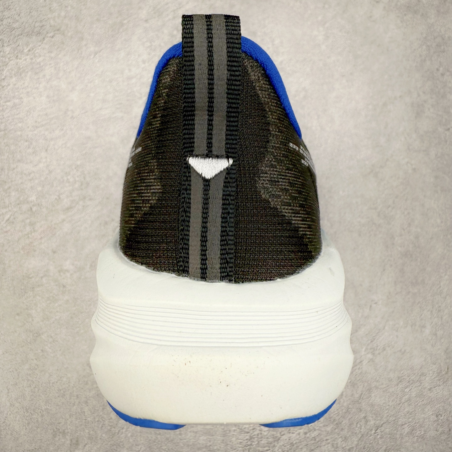 图片[8]-ASICS NOVABLAST 5 亚瑟士舒适缓震跑鞋 鞋面从NOVABLAST 3的工程网眼升级为一片式轻量编织设计 提升了跑鞋的透气性 并配备结构鞋舌 进一步提升透气性的同时减少鞋舌滑动 从而实现更好的包裹感 后跟结构也是亮点之一 不仅提升了稳定性 还能给跑者提供更强支撑 上脚舒适度非常明显 无论如何跑跳晃动 双脚都被包裹的非常服帖舒适 同时前脚掌有足够空间 中足又很贴合 后跟高度和弧度也都非常舒适 从NOVABLAST 5采用全新FF BLAST PLUS ECO轻量高能回弹泡棉材料 这是一种超过20%的生物基可再生资源 在带给跑者更舒适体验同时助力减轻环境负担 值得关注的是NOVABLAST 4将成为该系列首款贴有CO2e标签的鞋款 以进一步严格贯彻ASICS亚瑟士的可持续发展理念 大底采用了低密度设计的AHAR LO 更大程度增强鞋款耐磨性 提升使用寿命 外底液采用了全新设计 其灵感来源于植物的斐波那契螺旋叶片图案 独特的几何纹路使新一代鞋款的外观更具标志性 中底和大底设计都是为了让跑者获得更大的能量反馈 更强的回弹性 在跑步过程中轻弹畅跑 看配置就能感受到NOVABLAST的优势 高回弹、高缓震、且耐用的综合长跑训练鞋 尺码：36 37 38 39 39.5 40 40.5 41.5 42 42.5 43.5 44 45-选品中心