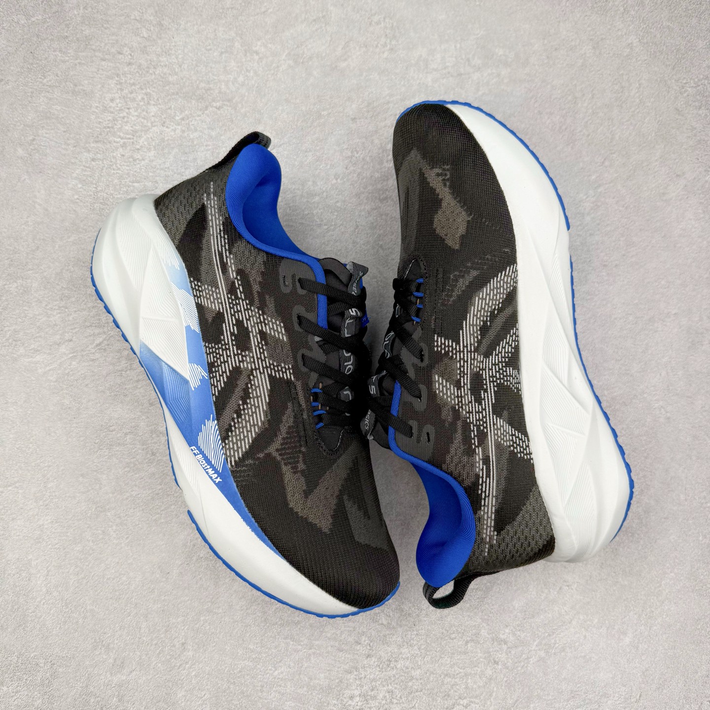 图片[3]-ASICS NOVABLAST 5 亚瑟士舒适缓震跑鞋 鞋面从NOVABLAST 3的工程网眼升级为一片式轻量编织设计 提升了跑鞋的透气性 并配备结构鞋舌 进一步提升透气性的同时减少鞋舌滑动 从而实现更好的包裹感 后跟结构也是亮点之一 不仅提升了稳定性 还能给跑者提供更强支撑 上脚舒适度非常明显 无论如何跑跳晃动 双脚都被包裹的非常服帖舒适 同时前脚掌有足够空间 中足又很贴合 后跟高度和弧度也都非常舒适 从NOVABLAST 5采用全新FF BLAST PLUS ECO轻量高能回弹泡棉材料 这是一种超过20%的生物基可再生资源 在带给跑者更舒适体验同时助力减轻环境负担 值得关注的是NOVABLAST 4将成为该系列首款贴有CO2e标签的鞋款 以进一步严格贯彻ASICS亚瑟士的可持续发展理念 大底采用了低密度设计的AHAR LO 更大程度增强鞋款耐磨性 提升使用寿命 外底液采用了全新设计 其灵感来源于植物的斐波那契螺旋叶片图案 独特的几何纹路使新一代鞋款的外观更具标志性 中底和大底设计都是为了让跑者获得更大的能量反馈 更强的回弹性 在跑步过程中轻弹畅跑 看配置就能感受到NOVABLAST的优势 高回弹、高缓震、且耐用的综合长跑训练鞋 尺码：36 37 38 39 39.5 40 40.5 41.5 42 42.5 43.5 44 45-选品中心