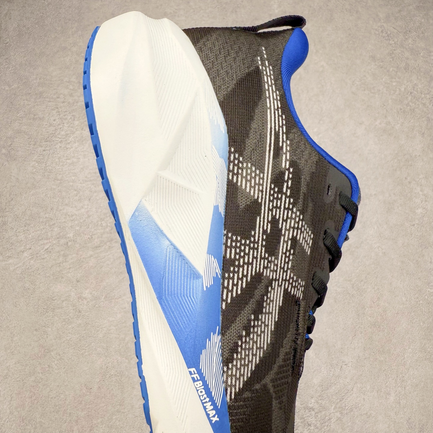 图片[6]-ASICS NOVABLAST 5 亚瑟士舒适缓震跑鞋 鞋面从NOVABLAST 3的工程网眼升级为一片式轻量编织设计 提升了跑鞋的透气性 并配备结构鞋舌 进一步提升透气性的同时减少鞋舌滑动 从而实现更好的包裹感 后跟结构也是亮点之一 不仅提升了稳定性 还能给跑者提供更强支撑 上脚舒适度非常明显 无论如何跑跳晃动 双脚都被包裹的非常服帖舒适 同时前脚掌有足够空间 中足又很贴合 后跟高度和弧度也都非常舒适 从NOVABLAST 5采用全新FF BLAST PLUS ECO轻量高能回弹泡棉材料 这是一种超过20%的生物基可再生资源 在带给跑者更舒适体验同时助力减轻环境负担 值得关注的是NOVABLAST 4将成为该系列首款贴有CO2e标签的鞋款 以进一步严格贯彻ASICS亚瑟士的可持续发展理念 大底采用了低密度设计的AHAR LO 更大程度增强鞋款耐磨性 提升使用寿命 外底液采用了全新设计 其灵感来源于植物的斐波那契螺旋叶片图案 独特的几何纹路使新一代鞋款的外观更具标志性 中底和大底设计都是为了让跑者获得更大的能量反馈 更强的回弹性 在跑步过程中轻弹畅跑 看配置就能感受到NOVABLAST的优势 高回弹、高缓震、且耐用的综合长跑训练鞋 尺码：36 37 38 39 39.5 40 40.5 41.5 42 42.5 43.5 44 45-选品中心