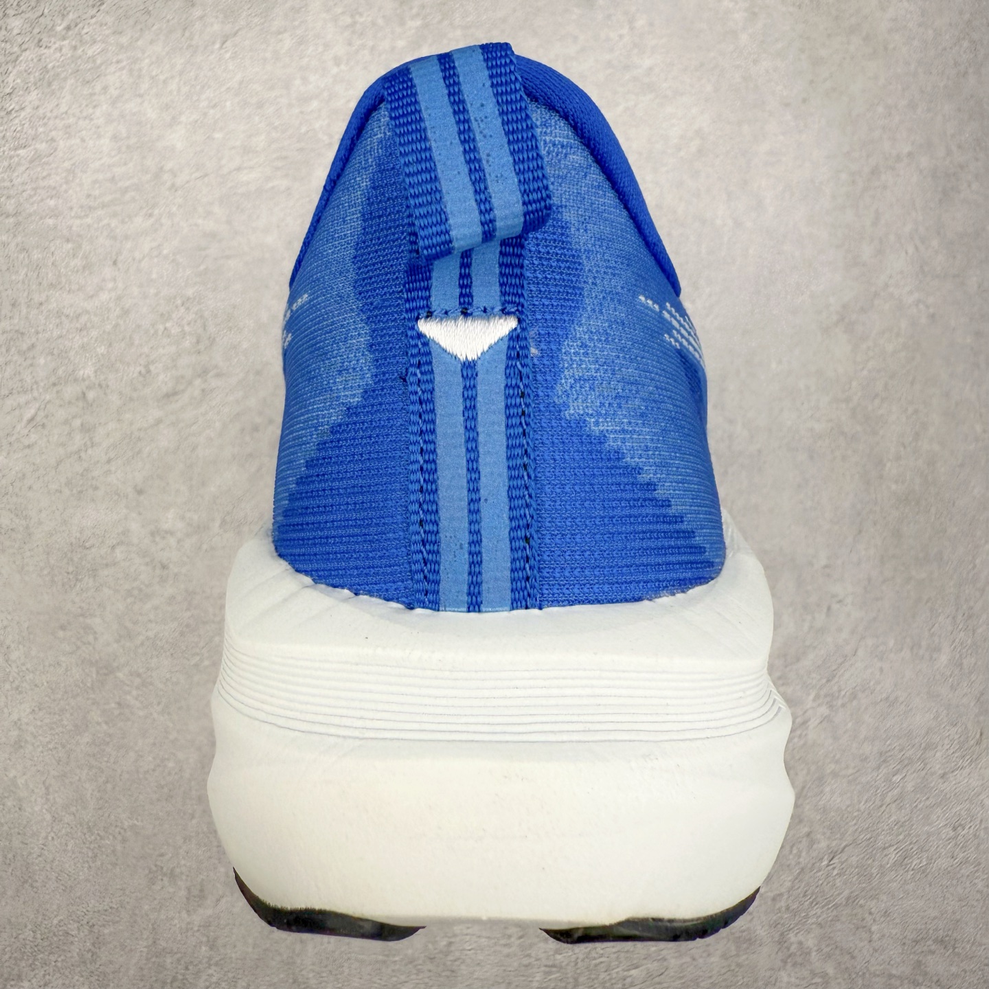 图片[8]-ASICS NOVABLAST 5 亚瑟士舒适缓震跑鞋 鞋面从NOVABLAST 3的工程网眼升级为一片式轻量编织设计 提升了跑鞋的透气性 并配备结构鞋舌 进一步提升透气性的同时减少鞋舌滑动 从而实现更好的包裹感 后跟结构也是亮点之一 不仅提升了稳定性 还能给跑者提供更强支撑 上脚舒适度非常明显 无论如何跑跳晃动 双脚都被包裹的非常服帖舒适 同时前脚掌有足够空间 中足又很贴合 后跟高度和弧度也都非常舒适 从NOVABLAST 5采用全新FF BLAST PLUS ECO轻量高能回弹泡棉材料 这是一种超过20%的生物基可再生资源 在带给跑者更舒适体验同时助力减轻环境负担 值得关注的是NOVABLAST 4将成为该系列首款贴有CO2e标签的鞋款 以进一步严格贯彻ASICS亚瑟士的可持续发展理念 大底采用了低密度设计的AHAR LO 更大程度增强鞋款耐磨性 提升使用寿命 外底液采用了全新设计 其灵感来源于植物的斐波那契螺旋叶片图案 独特的几何纹路使新一代鞋款的外观更具标志性 中底和大底设计都是为了让跑者获得更大的能量反馈 更强的回弹性 在跑步过程中轻弹畅跑 看配置就能感受到NOVABLAST的优势 高回弹、高缓震、且耐用的综合长跑训练鞋 尺码：36 37 38 39 39.5 40 40.5 41.5 42 42.5 43.5 44 45-选品中心