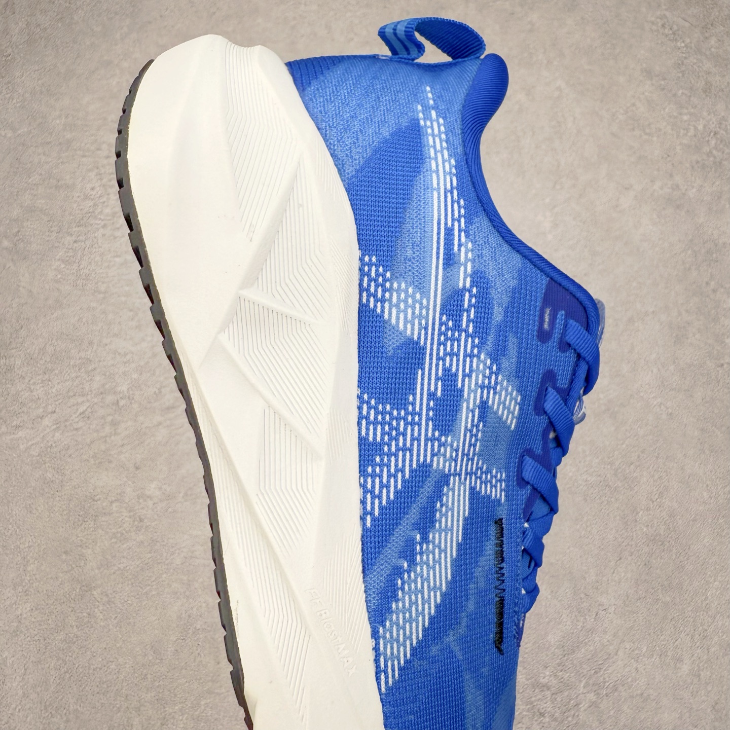 图片[6]-ASICS NOVABLAST 5 亚瑟士舒适缓震跑鞋 鞋面从NOVABLAST 3的工程网眼升级为一片式轻量编织设计 提升了跑鞋的透气性 并配备结构鞋舌 进一步提升透气性的同时减少鞋舌滑动 从而实现更好的包裹感 后跟结构也是亮点之一 不仅提升了稳定性 还能给跑者提供更强支撑 上脚舒适度非常明显 无论如何跑跳晃动 双脚都被包裹的非常服帖舒适 同时前脚掌有足够空间 中足又很贴合 后跟高度和弧度也都非常舒适 从NOVABLAST 5采用全新FF BLAST PLUS ECO轻量高能回弹泡棉材料 这是一种超过20%的生物基可再生资源 在带给跑者更舒适体验同时助力减轻环境负担 值得关注的是NOVABLAST 4将成为该系列首款贴有CO2e标签的鞋款 以进一步严格贯彻ASICS亚瑟士的可持续发展理念 大底采用了低密度设计的AHAR LO 更大程度增强鞋款耐磨性 提升使用寿命 外底液采用了全新设计 其灵感来源于植物的斐波那契螺旋叶片图案 独特的几何纹路使新一代鞋款的外观更具标志性 中底和大底设计都是为了让跑者获得更大的能量反馈 更强的回弹性 在跑步过程中轻弹畅跑 看配置就能感受到NOVABLAST的优势 高回弹、高缓震、且耐用的综合长跑训练鞋 尺码：36 37 38 39 39.5 40 40.5 41.5 42 42.5 43.5 44 45-选品中心