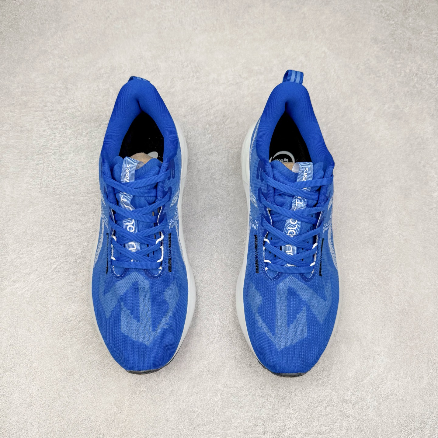 图片[2]-ASICS NOVABLAST 5 亚瑟士舒适缓震跑鞋 鞋面从NOVABLAST 3的工程网眼升级为一片式轻量编织设计 提升了跑鞋的透气性 并配备结构鞋舌 进一步提升透气性的同时减少鞋舌滑动 从而实现更好的包裹感 后跟结构也是亮点之一 不仅提升了稳定性 还能给跑者提供更强支撑 上脚舒适度非常明显 无论如何跑跳晃动 双脚都被包裹的非常服帖舒适 同时前脚掌有足够空间 中足又很贴合 后跟高度和弧度也都非常舒适 从NOVABLAST 5采用全新FF BLAST PLUS ECO轻量高能回弹泡棉材料 这是一种超过20%的生物基可再生资源 在带给跑者更舒适体验同时助力减轻环境负担 值得关注的是NOVABLAST 4将成为该系列首款贴有CO2e标签的鞋款 以进一步严格贯彻ASICS亚瑟士的可持续发展理念 大底采用了低密度设计的AHAR LO 更大程度增强鞋款耐磨性 提升使用寿命 外底液采用了全新设计 其灵感来源于植物的斐波那契螺旋叶片图案 独特的几何纹路使新一代鞋款的外观更具标志性 中底和大底设计都是为了让跑者获得更大的能量反馈 更强的回弹性 在跑步过程中轻弹畅跑 看配置就能感受到NOVABLAST的优势 高回弹、高缓震、且耐用的综合长跑训练鞋 尺码：36 37 38 39 39.5 40 40.5 41.5 42 42.5 43.5 44 45-选品中心