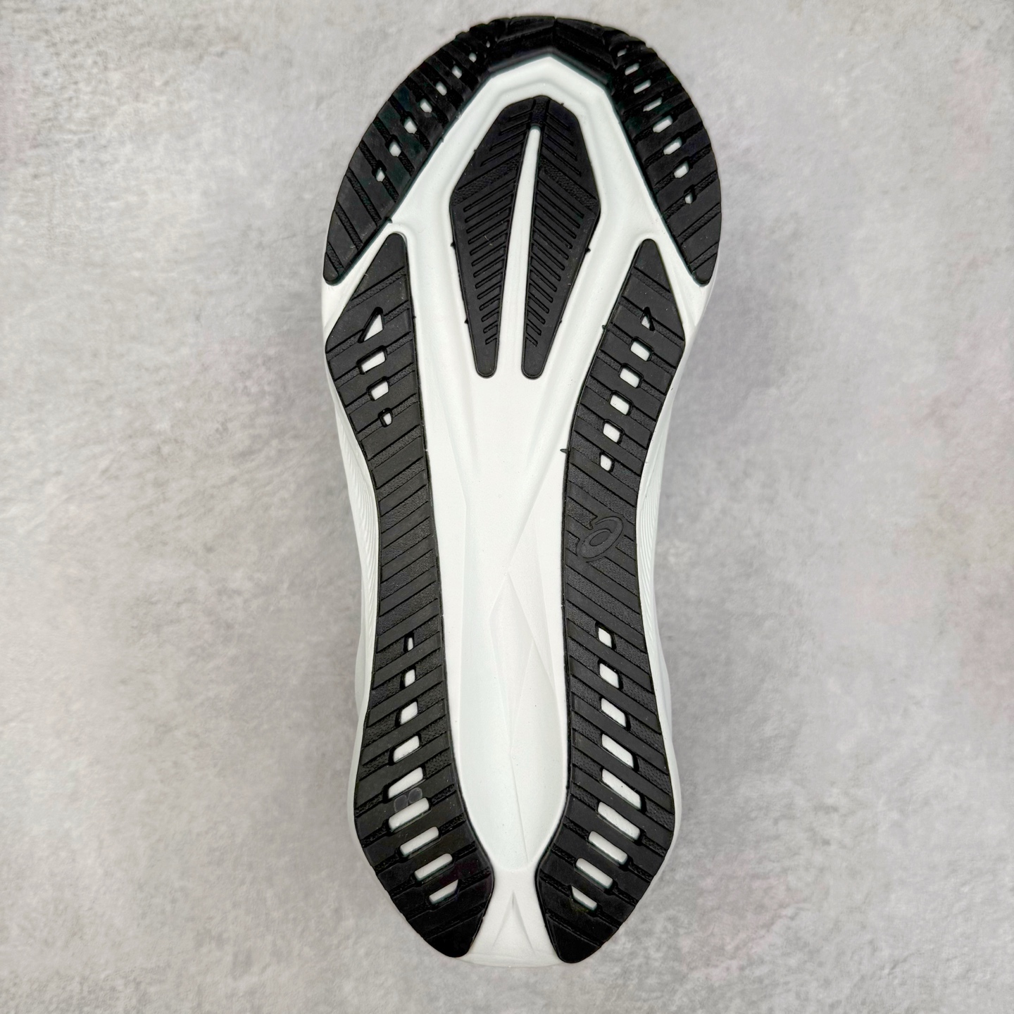 图片[9]-ASICS NOVABLAST 5 亚瑟士舒适缓震跑鞋 鞋面从NOVABLAST 3的工程网眼升级为一片式轻量编织设计 提升了跑鞋的透气性 并配备结构鞋舌 进一步提升透气性的同时减少鞋舌滑动 从而实现更好的包裹感 后跟结构也是亮点之一 不仅提升了稳定性 还能给跑者提供更强支撑 上脚舒适度非常明显 无论如何跑跳晃动 双脚都被包裹的非常服帖舒适 同时前脚掌有足够空间 中足又很贴合 后跟高度和弧度也都非常舒适 从NOVABLAST 5采用全新FF BLAST PLUS ECO轻量高能回弹泡棉材料 这是一种超过20%的生物基可再生资源 在带给跑者更舒适体验同时助力减轻环境负担 值得关注的是NOVABLAST 4将成为该系列首款贴有CO2e标签的鞋款 以进一步严格贯彻ASICS亚瑟士的可持续发展理念 大底采用了低密度设计的AHAR LO 更大程度增强鞋款耐磨性 提升使用寿命 外底液采用了全新设计 其灵感来源于植物的斐波那契螺旋叶片图案 独特的几何纹路使新一代鞋款的外观更具标志性 中底和大底设计都是为了让跑者获得更大的能量反馈 更强的回弹性 在跑步过程中轻弹畅跑 看配置就能感受到NOVABLAST的优势 高回弹、高缓震、且耐用的综合长跑训练鞋 尺码：36 37 38 39 39.5 40 40.5 41.5 42 42.5 43.5 44 45-选品中心