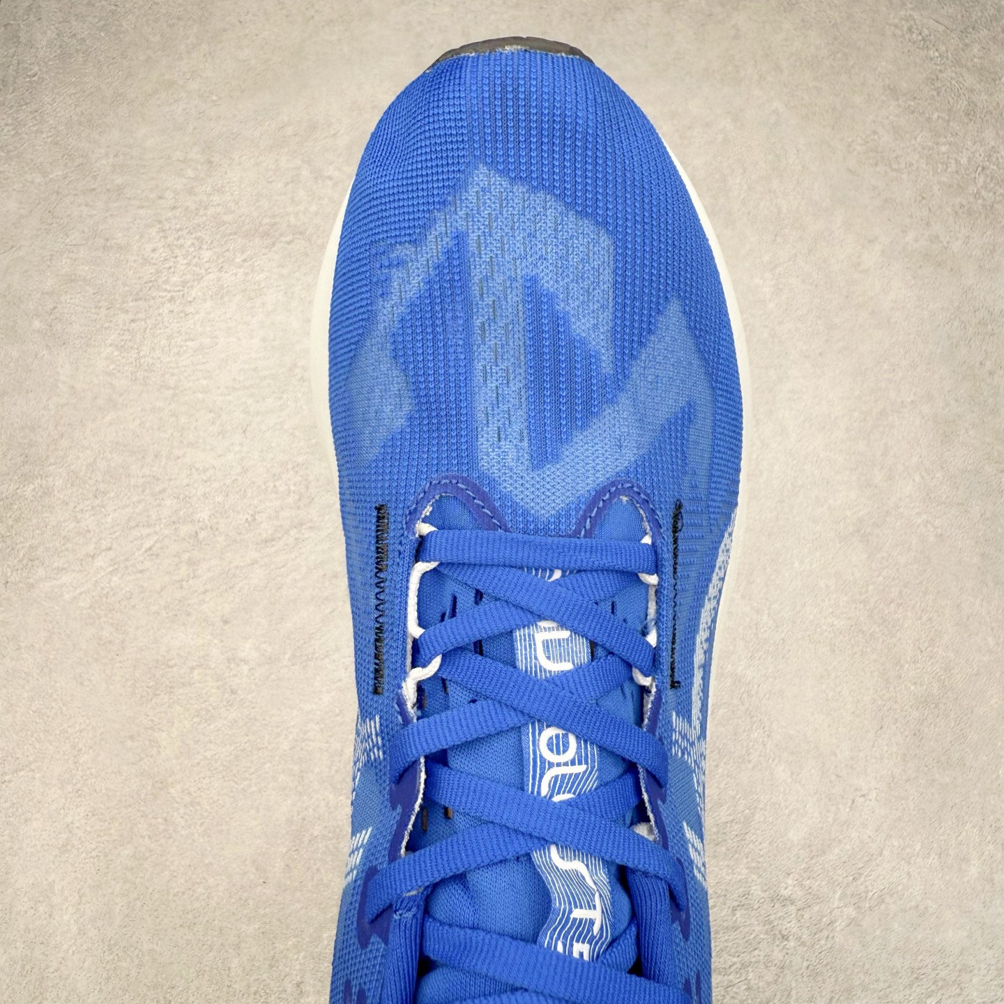 图片[4]-ASICS NOVABLAST 5 亚瑟士舒适缓震跑鞋 鞋面从NOVABLAST 3的工程网眼升级为一片式轻量编织设计 提升了跑鞋的透气性 并配备结构鞋舌 进一步提升透气性的同时减少鞋舌滑动 从而实现更好的包裹感 后跟结构也是亮点之一 不仅提升了稳定性 还能给跑者提供更强支撑 上脚舒适度非常明显 无论如何跑跳晃动 双脚都被包裹的非常服帖舒适 同时前脚掌有足够空间 中足又很贴合 后跟高度和弧度也都非常舒适 从NOVABLAST 5采用全新FF BLAST PLUS ECO轻量高能回弹泡棉材料 这是一种超过20%的生物基可再生资源 在带给跑者更舒适体验同时助力减轻环境负担 值得关注的是NOVABLAST 4将成为该系列首款贴有CO2e标签的鞋款 以进一步严格贯彻ASICS亚瑟士的可持续发展理念 大底采用了低密度设计的AHAR LO 更大程度增强鞋款耐磨性 提升使用寿命 外底液采用了全新设计 其灵感来源于植物的斐波那契螺旋叶片图案 独特的几何纹路使新一代鞋款的外观更具标志性 中底和大底设计都是为了让跑者获得更大的能量反馈 更强的回弹性 在跑步过程中轻弹畅跑 看配置就能感受到NOVABLAST的优势 高回弹、高缓震、且耐用的综合长跑训练鞋 尺码：36 37 38 39 39.5 40 40.5 41.5 42 42.5 43.5 44 45-选品中心