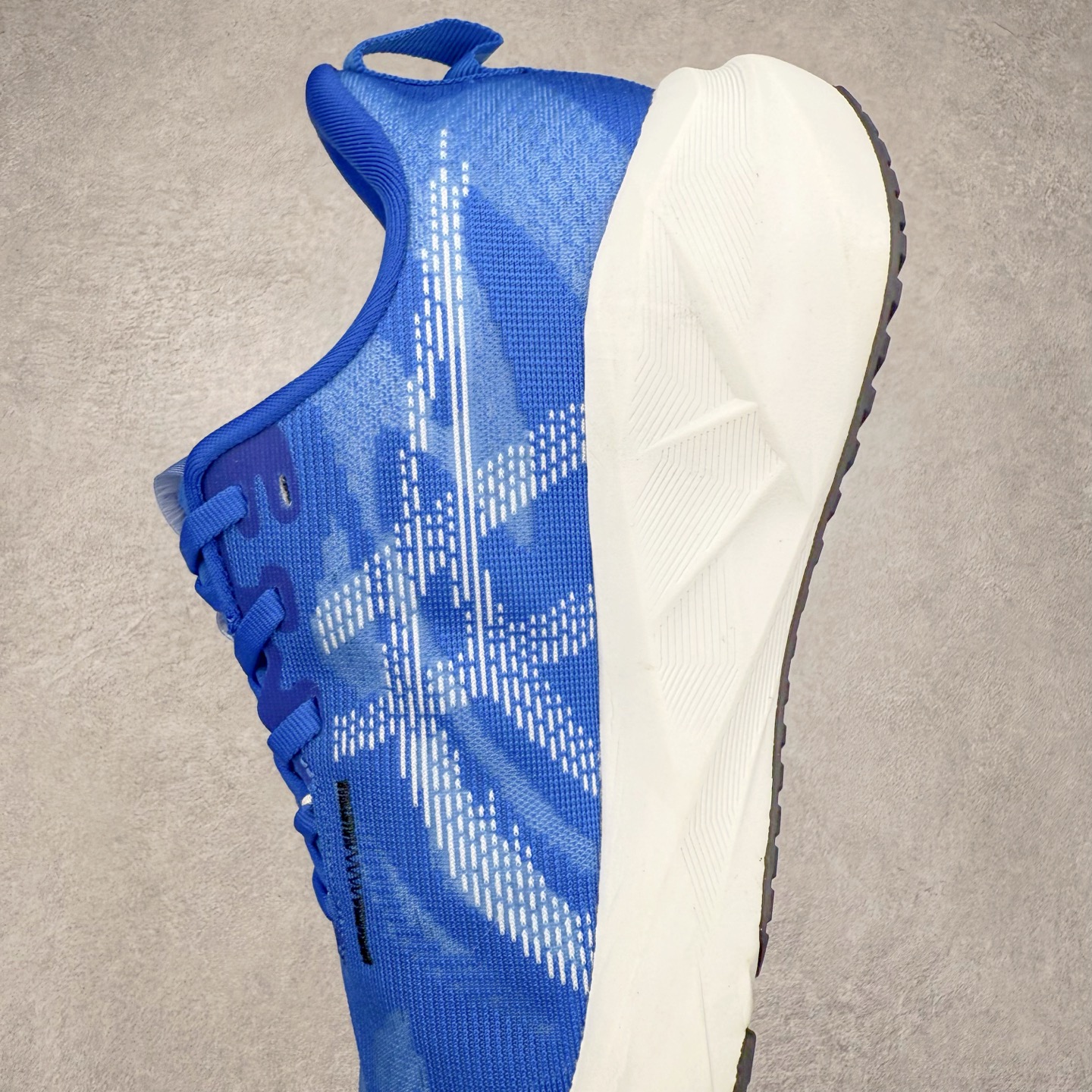 图片[7]-ASICS NOVABLAST 5 亚瑟士舒适缓震跑鞋 鞋面从NOVABLAST 3的工程网眼升级为一片式轻量编织设计 提升了跑鞋的透气性 并配备结构鞋舌 进一步提升透气性的同时减少鞋舌滑动 从而实现更好的包裹感 后跟结构也是亮点之一 不仅提升了稳定性 还能给跑者提供更强支撑 上脚舒适度非常明显 无论如何跑跳晃动 双脚都被包裹的非常服帖舒适 同时前脚掌有足够空间 中足又很贴合 后跟高度和弧度也都非常舒适 从NOVABLAST 5采用全新FF BLAST PLUS ECO轻量高能回弹泡棉材料 这是一种超过20%的生物基可再生资源 在带给跑者更舒适体验同时助力减轻环境负担 值得关注的是NOVABLAST 4将成为该系列首款贴有CO2e标签的鞋款 以进一步严格贯彻ASICS亚瑟士的可持续发展理念 大底采用了低密度设计的AHAR LO 更大程度增强鞋款耐磨性 提升使用寿命 外底液采用了全新设计 其灵感来源于植物的斐波那契螺旋叶片图案 独特的几何纹路使新一代鞋款的外观更具标志性 中底和大底设计都是为了让跑者获得更大的能量反馈 更强的回弹性 在跑步过程中轻弹畅跑 看配置就能感受到NOVABLAST的优势 高回弹、高缓震、且耐用的综合长跑训练鞋 尺码：36 37 38 39 39.5 40 40.5 41.5 42 42.5 43.5 44 45-选品中心