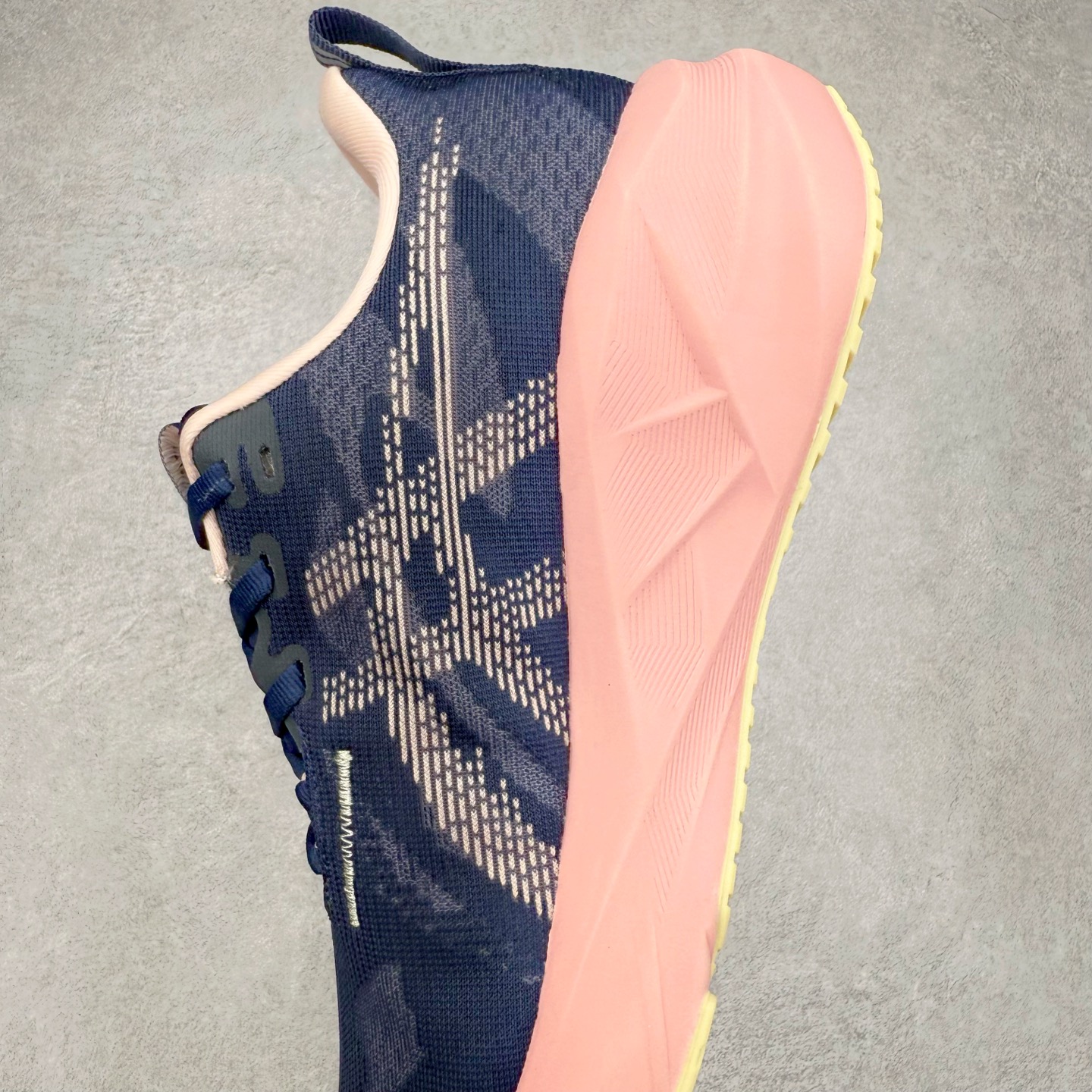 图片[7]-ASICS NOVABLAST 5 亚瑟士舒适缓震跑鞋 鞋面从NOVABLAST 3的工程网眼升级为一片式轻量编织设计 提升了跑鞋的透气性 并配备结构鞋舌 进一步提升透气性的同时减少鞋舌滑动 从而实现更好的包裹感 后跟结构也是亮点之一 不仅提升了稳定性 还能给跑者提供更强支撑 上脚舒适度非常明显 无论如何跑跳晃动 双脚都被包裹的非常服帖舒适 同时前脚掌有足够空间 中足又很贴合 后跟高度和弧度也都非常舒适 从NOVABLAST 5采用全新FF BLAST PLUS ECO轻量高能回弹泡棉材料 这是一种超过20%的生物基可再生资源 在带给跑者更舒适体验同时助力减轻环境负担 值得关注的是NOVABLAST 4将成为该系列首款贴有CO2e标签的鞋款 以进一步严格贯彻ASICS亚瑟士的可持续发展理念 大底采用了低密度设计的AHAR LO 更大程度增强鞋款耐磨性 提升使用寿命 外底液采用了全新设计 其灵感来源于植物的斐波那契螺旋叶片图案 独特的几何纹路使新一代鞋款的外观更具标志性 中底和大底设计都是为了让跑者获得更大的能量反馈 更强的回弹性 在跑步过程中轻弹畅跑 看配置就能感受到NOVABLAST的优势 高回弹、高缓震、且耐用的综合长跑训练鞋 尺码：36 37 38 39 39.5 40 40.5 41.5 42 42.5 43.5 44 45-选品中心