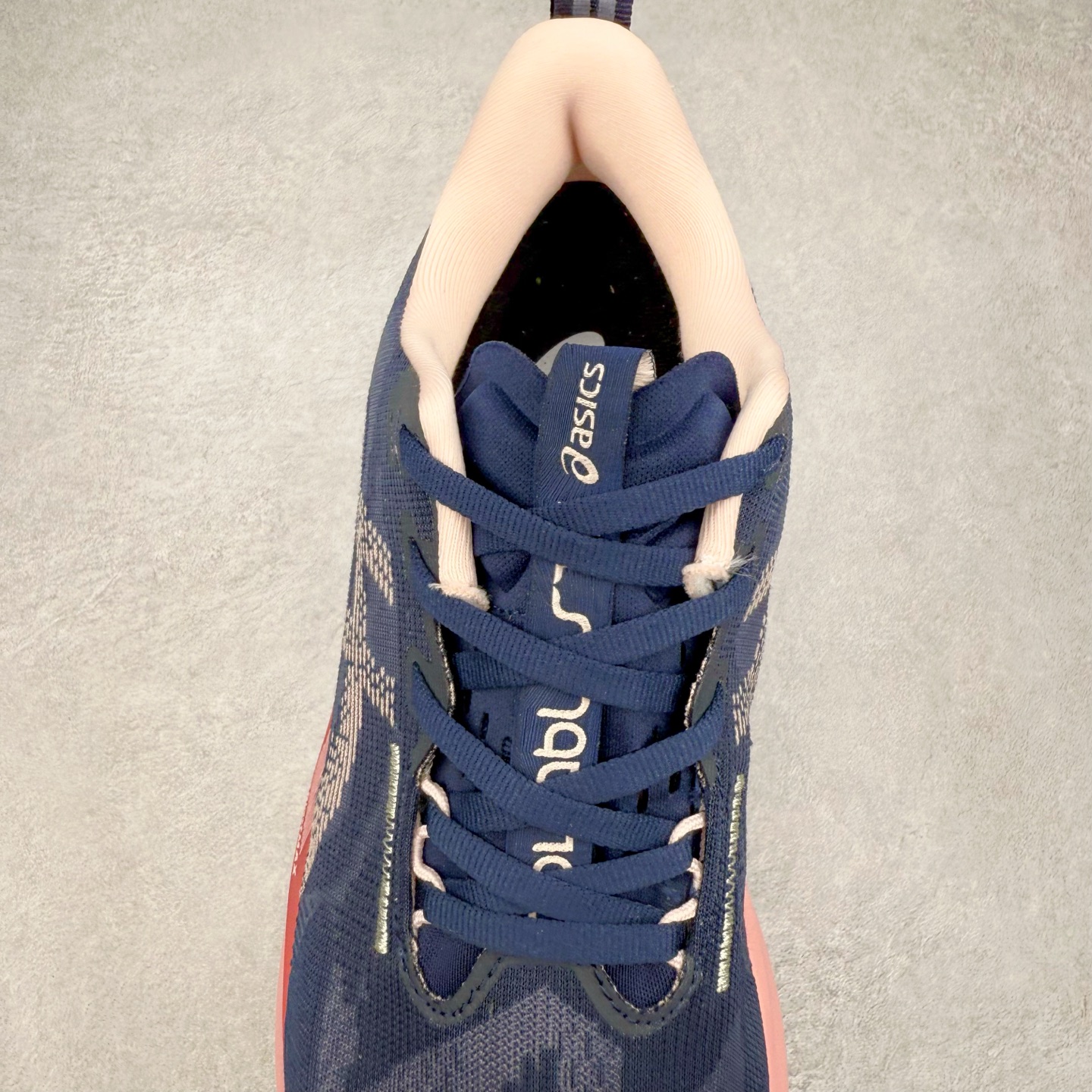 图片[5]-ASICS NOVABLAST 5 亚瑟士舒适缓震跑鞋 鞋面从NOVABLAST 3的工程网眼升级为一片式轻量编织设计 提升了跑鞋的透气性 并配备结构鞋舌 进一步提升透气性的同时减少鞋舌滑动 从而实现更好的包裹感 后跟结构也是亮点之一 不仅提升了稳定性 还能给跑者提供更强支撑 上脚舒适度非常明显 无论如何跑跳晃动 双脚都被包裹的非常服帖舒适 同时前脚掌有足够空间 中足又很贴合 后跟高度和弧度也都非常舒适 从NOVABLAST 5采用全新FF BLAST PLUS ECO轻量高能回弹泡棉材料 这是一种超过20%的生物基可再生资源 在带给跑者更舒适体验同时助力减轻环境负担 值得关注的是NOVABLAST 4将成为该系列首款贴有CO2e标签的鞋款 以进一步严格贯彻ASICS亚瑟士的可持续发展理念 大底采用了低密度设计的AHAR LO 更大程度增强鞋款耐磨性 提升使用寿命 外底液采用了全新设计 其灵感来源于植物的斐波那契螺旋叶片图案 独特的几何纹路使新一代鞋款的外观更具标志性 中底和大底设计都是为了让跑者获得更大的能量反馈 更强的回弹性 在跑步过程中轻弹畅跑 看配置就能感受到NOVABLAST的优势 高回弹、高缓震、且耐用的综合长跑训练鞋 尺码：36 37 38 39 39.5 40 40.5 41.5 42 42.5 43.5 44 45-选品中心