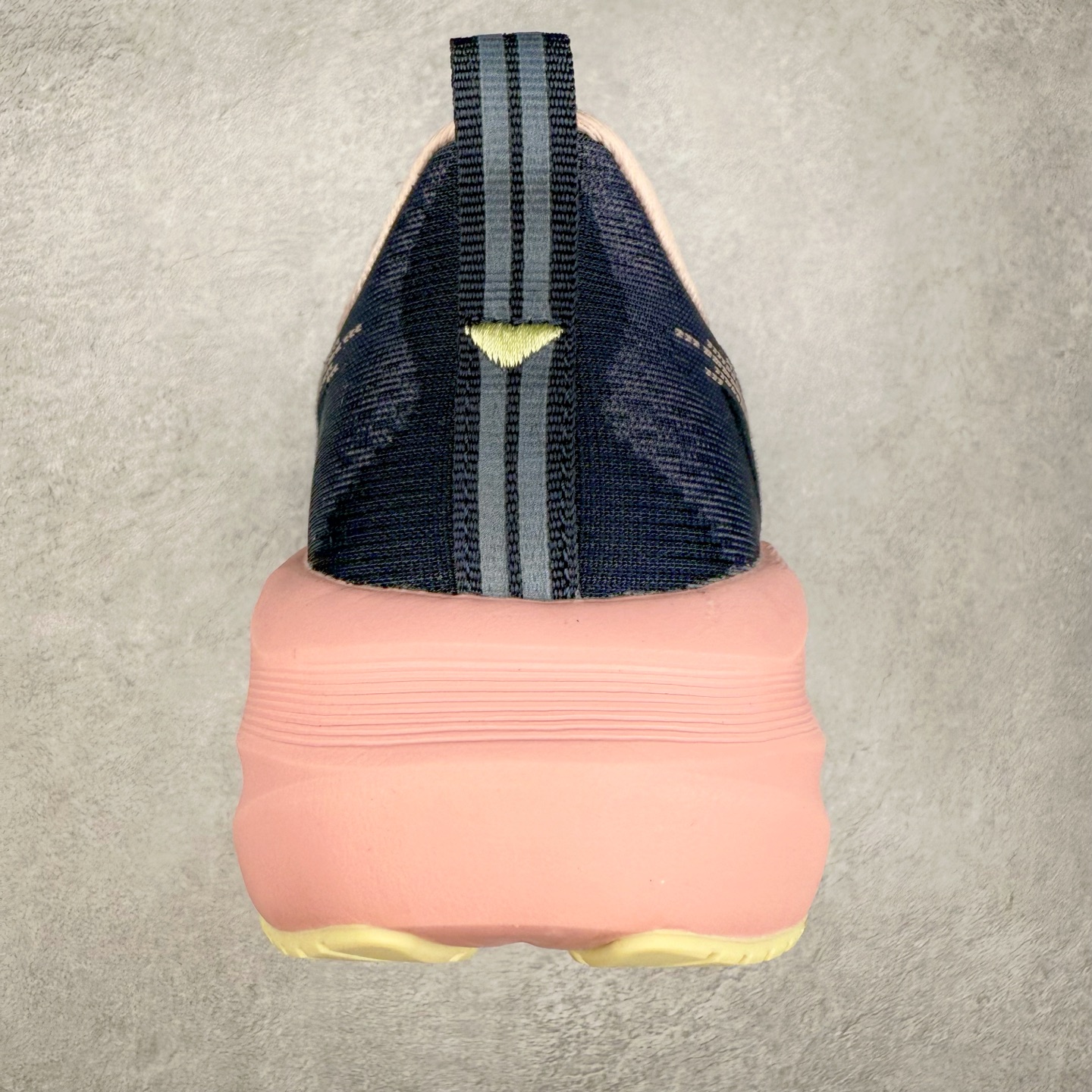 图片[8]-ASICS NOVABLAST 5 亚瑟士舒适缓震跑鞋 鞋面从NOVABLAST 3的工程网眼升级为一片式轻量编织设计 提升了跑鞋的透气性 并配备结构鞋舌 进一步提升透气性的同时减少鞋舌滑动 从而实现更好的包裹感 后跟结构也是亮点之一 不仅提升了稳定性 还能给跑者提供更强支撑 上脚舒适度非常明显 无论如何跑跳晃动 双脚都被包裹的非常服帖舒适 同时前脚掌有足够空间 中足又很贴合 后跟高度和弧度也都非常舒适 从NOVABLAST 5采用全新FF BLAST PLUS ECO轻量高能回弹泡棉材料 这是一种超过20%的生物基可再生资源 在带给跑者更舒适体验同时助力减轻环境负担 值得关注的是NOVABLAST 4将成为该系列首款贴有CO2e标签的鞋款 以进一步严格贯彻ASICS亚瑟士的可持续发展理念 大底采用了低密度设计的AHAR LO 更大程度增强鞋款耐磨性 提升使用寿命 外底液采用了全新设计 其灵感来源于植物的斐波那契螺旋叶片图案 独特的几何纹路使新一代鞋款的外观更具标志性 中底和大底设计都是为了让跑者获得更大的能量反馈 更强的回弹性 在跑步过程中轻弹畅跑 看配置就能感受到NOVABLAST的优势 高回弹、高缓震、且耐用的综合长跑训练鞋 尺码：36 37 38 39 39.5 40 40.5 41.5 42 42.5 43.5 44 45-选品中心