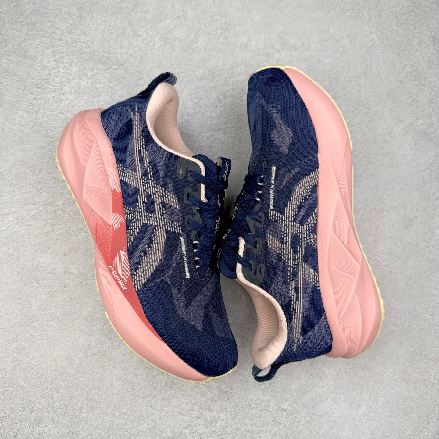 图片[3]-ASICS NOVABLAST 5 亚瑟士舒适缓震跑鞋 鞋面从NOVABLAST 3的工程网眼升级为一片式轻量编织设计 提升了跑鞋的透气性 并配备结构鞋舌 进一步提升透气性的同时减少鞋舌滑动 从而实现更好的包裹感 后跟结构也是亮点之一 不仅提升了稳定性 还能给跑者提供更强支撑 上脚舒适度非常明显 无论如何跑跳晃动 双脚都被包裹的非常服帖舒适 同时前脚掌有足够空间 中足又很贴合 后跟高度和弧度也都非常舒适 从NOVABLAST 5采用全新FF BLAST PLUS ECO轻量高能回弹泡棉材料 这是一种超过20%的生物基可再生资源 在带给跑者更舒适体验同时助力减轻环境负担 值得关注的是NOVABLAST 4将成为该系列首款贴有CO2e标签的鞋款 以进一步严格贯彻ASICS亚瑟士的可持续发展理念 大底采用了低密度设计的AHAR LO 更大程度增强鞋款耐磨性 提升使用寿命 外底液采用了全新设计 其灵感来源于植物的斐波那契螺旋叶片图案 独特的几何纹路使新一代鞋款的外观更具标志性 中底和大底设计都是为了让跑者获得更大的能量反馈 更强的回弹性 在跑步过程中轻弹畅跑 看配置就能感受到NOVABLAST的优势 高回弹、高缓震、且耐用的综合长跑训练鞋 尺码：36 37 38 39 39.5 40 40.5 41.5 42 42.5 43.5 44 45-选品中心